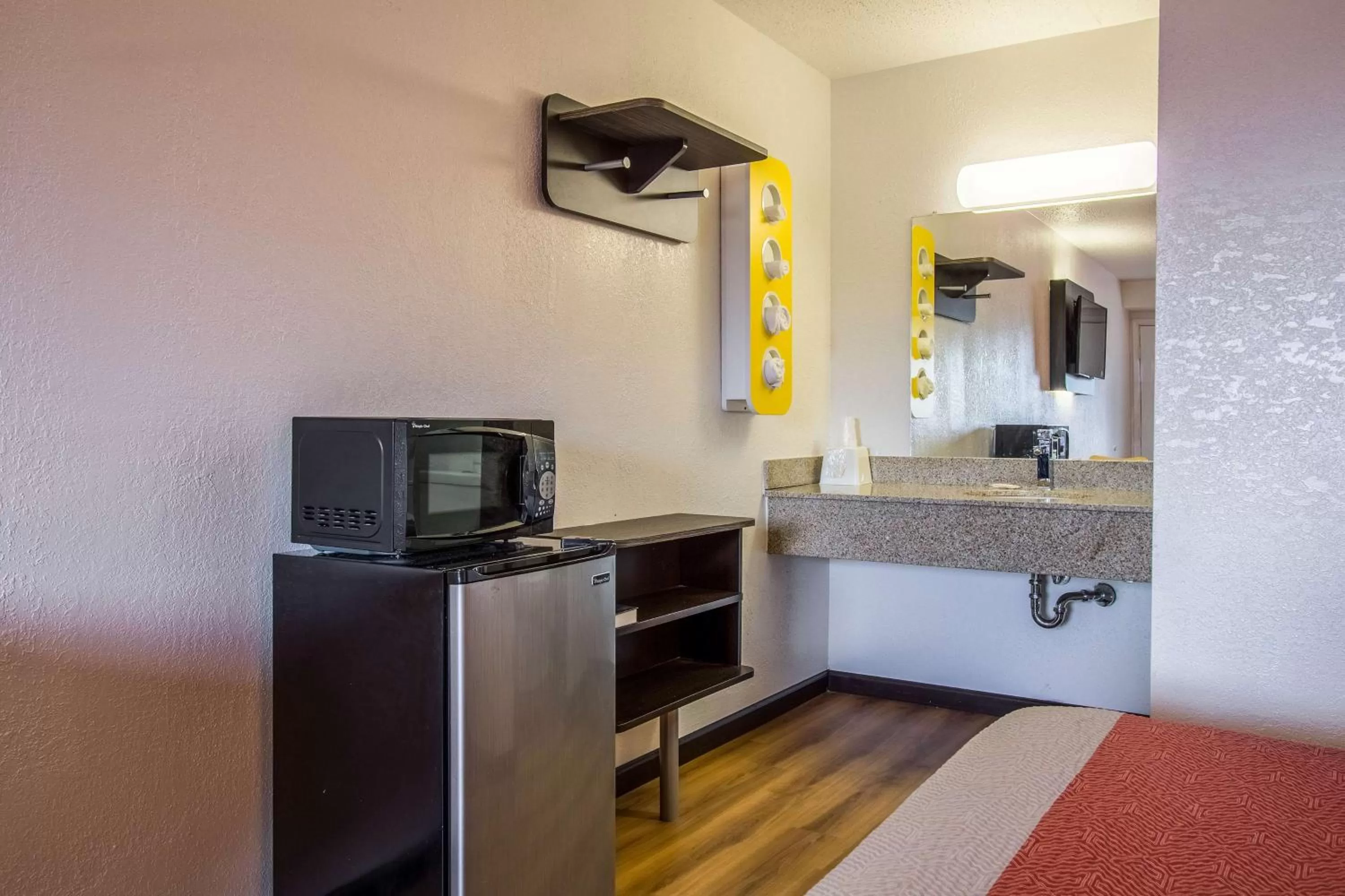 Photo of the whole room in Motel 6-Ashland, OH