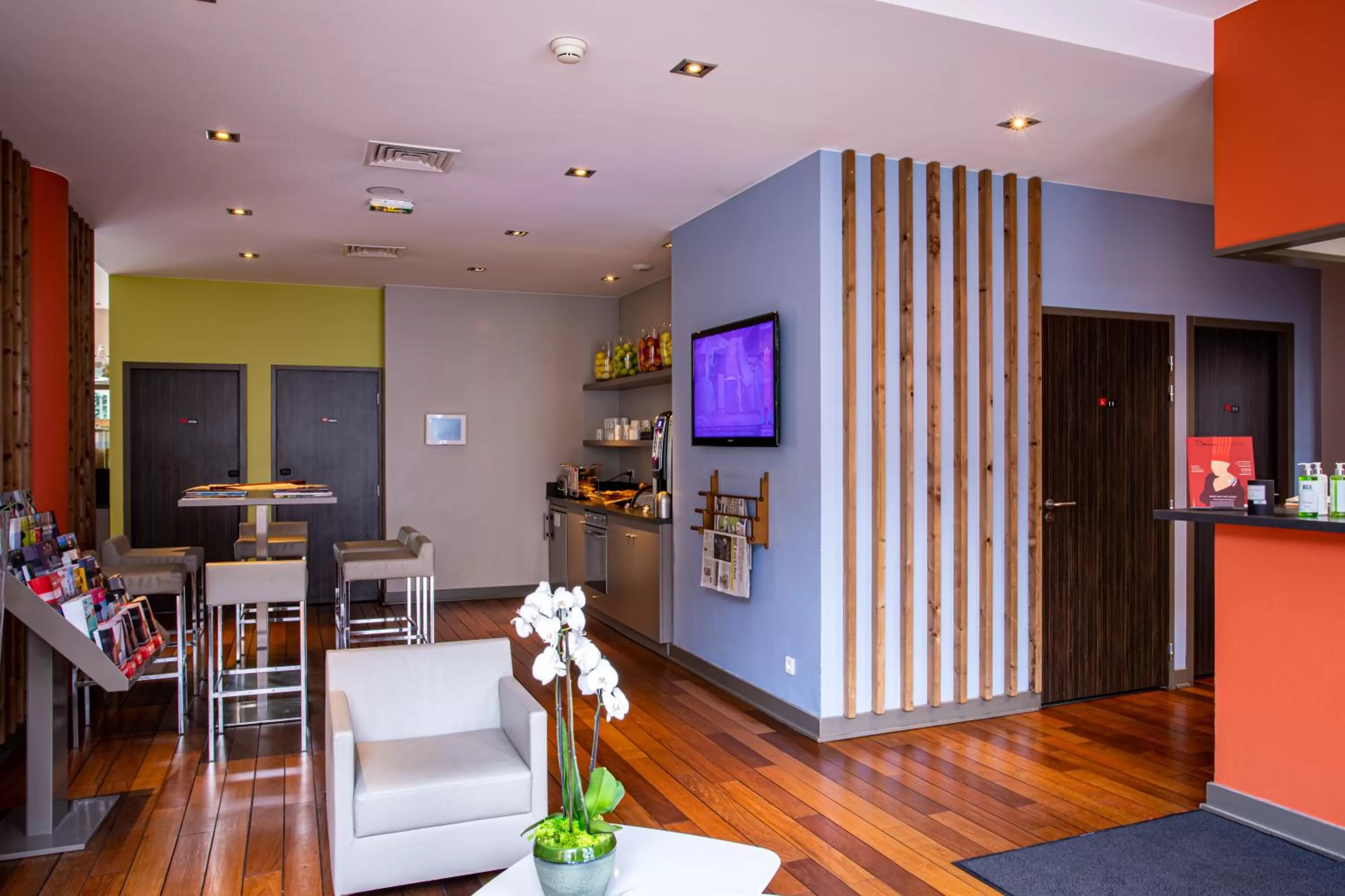 Communal lounge/ TV room in Adonis Lyon Dock Ouest