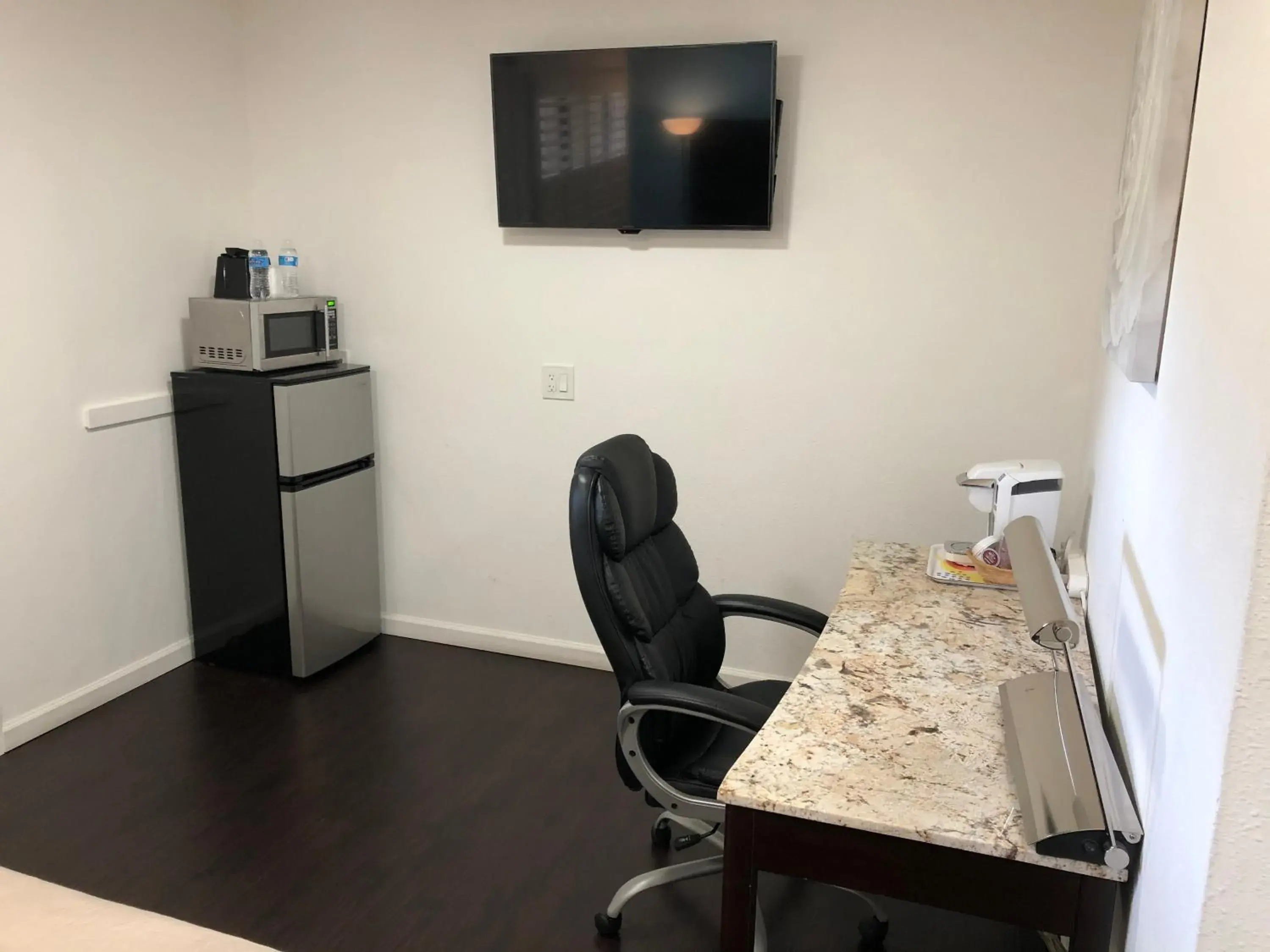 Queen Room in Westwind Lodge Queen Room in Westwind Lodge