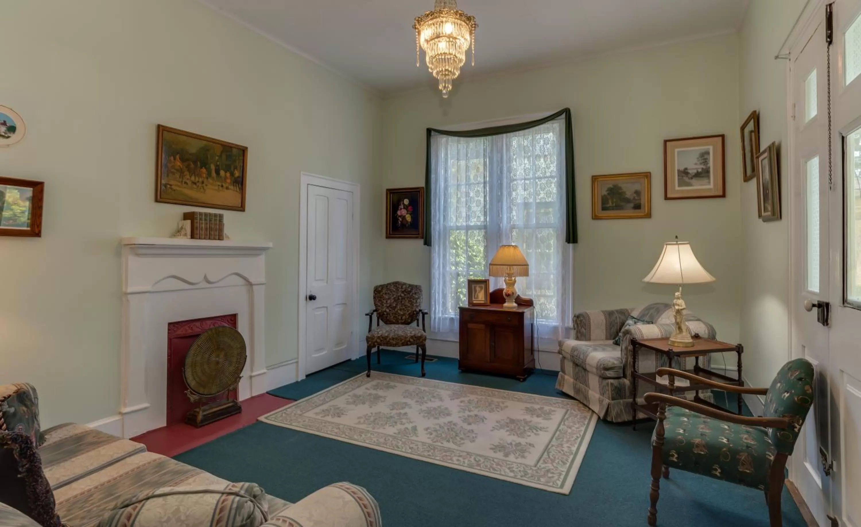 Communal lounge/ TV room in Carrier Houses Bed & Breakfast