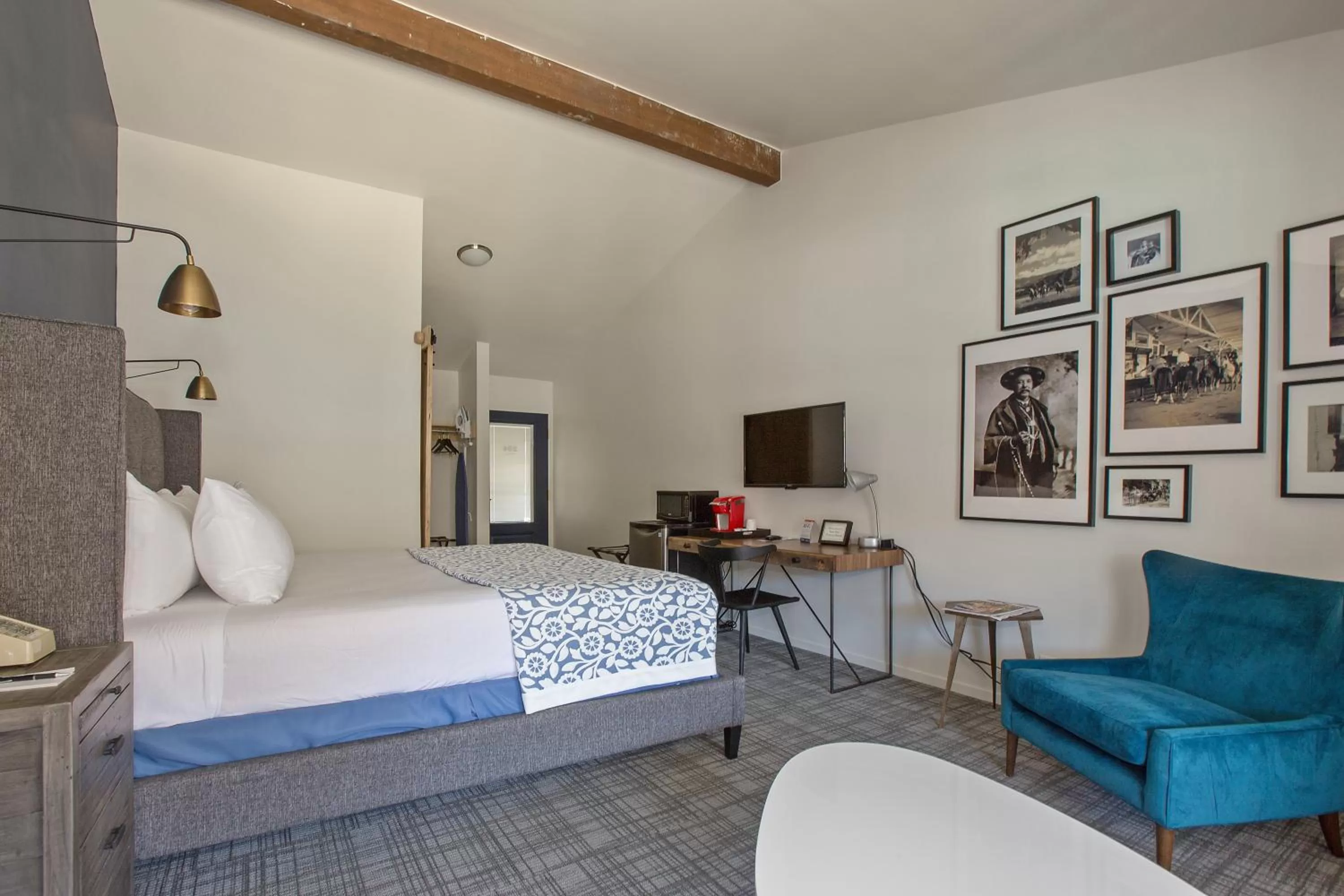 King Courtyard in Sideways Inn