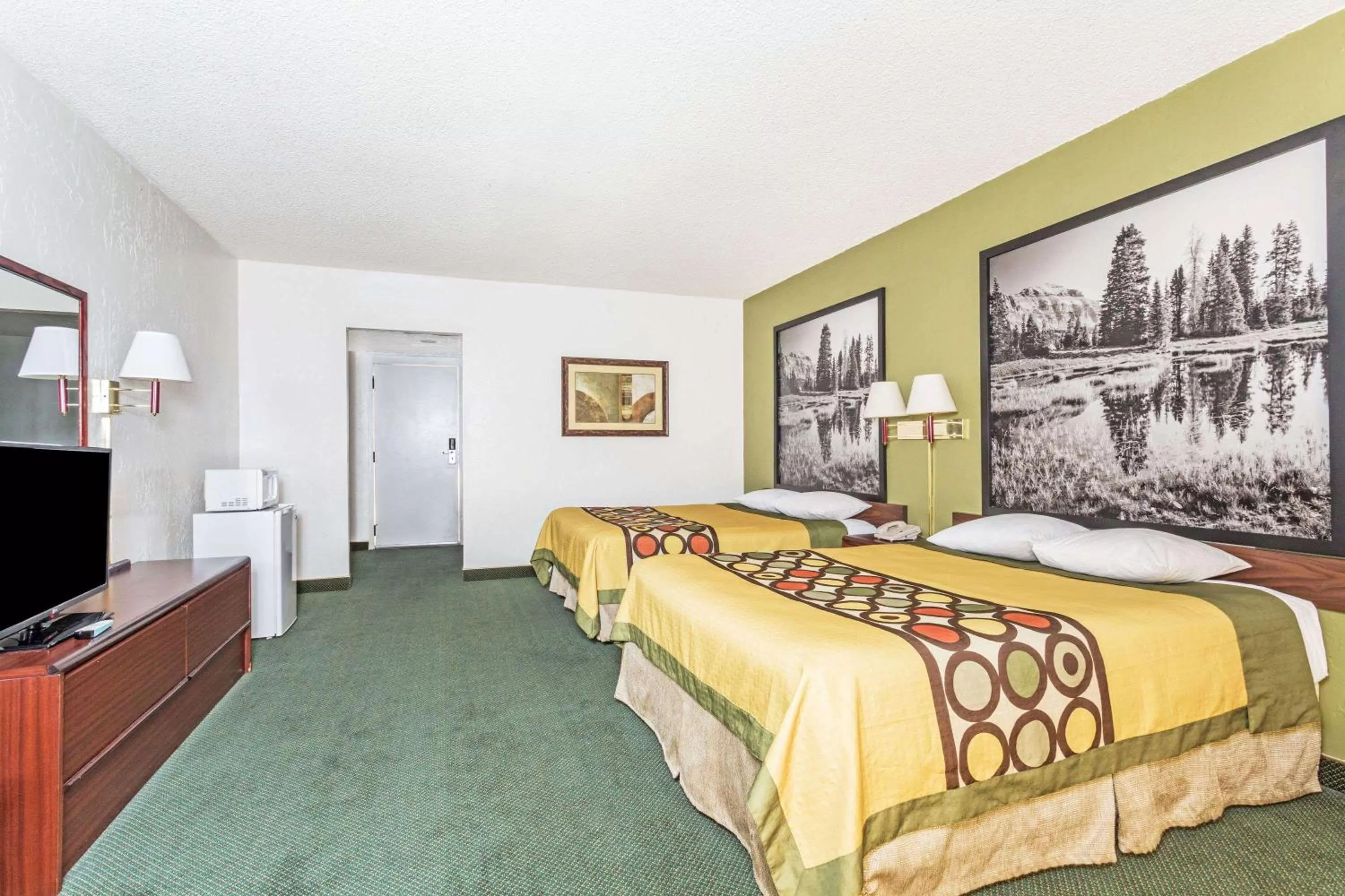 Photo of the whole room, Bed in Super 8 by Wyndham Wendover