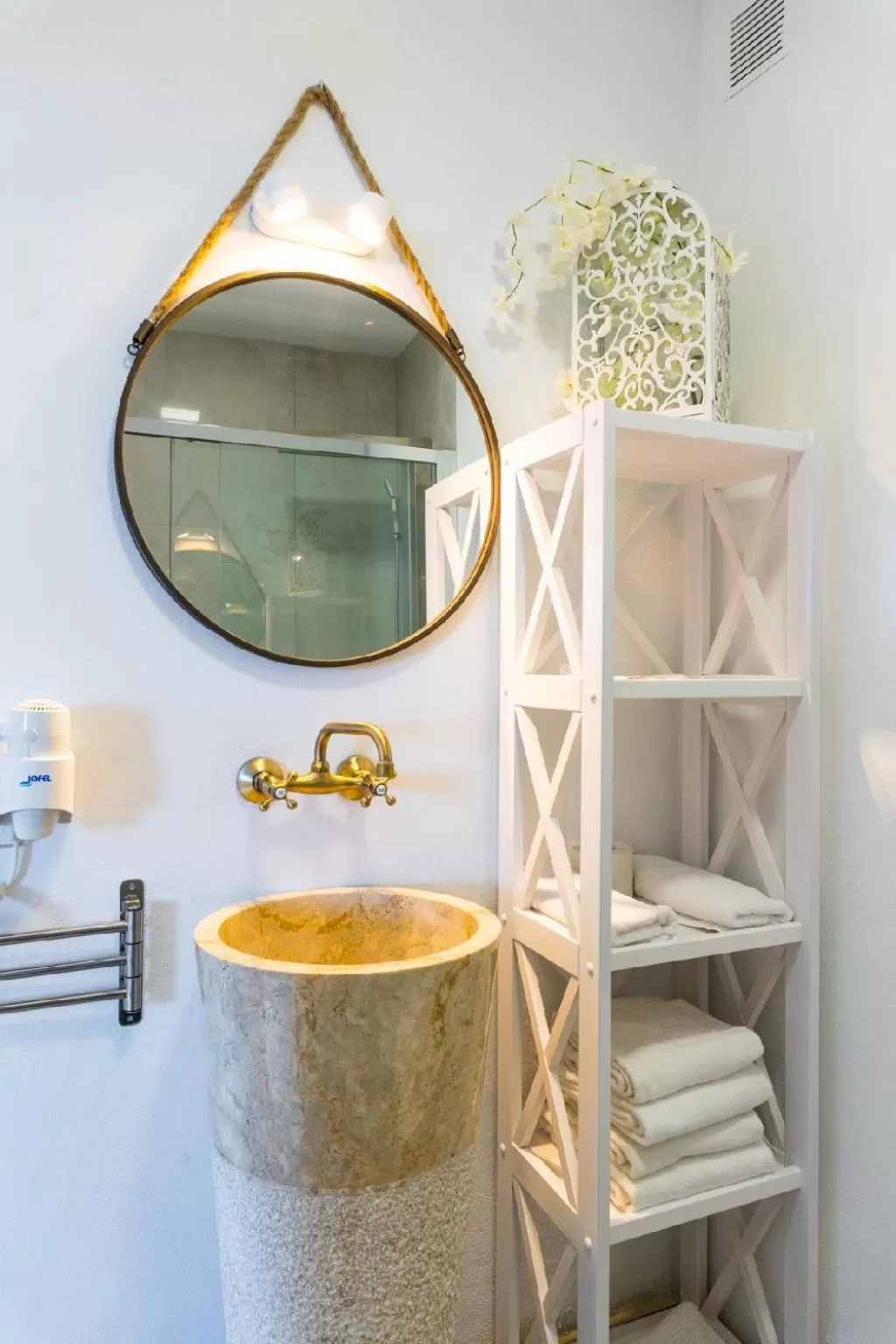 Bathroom in Blancos Rooms Hotel