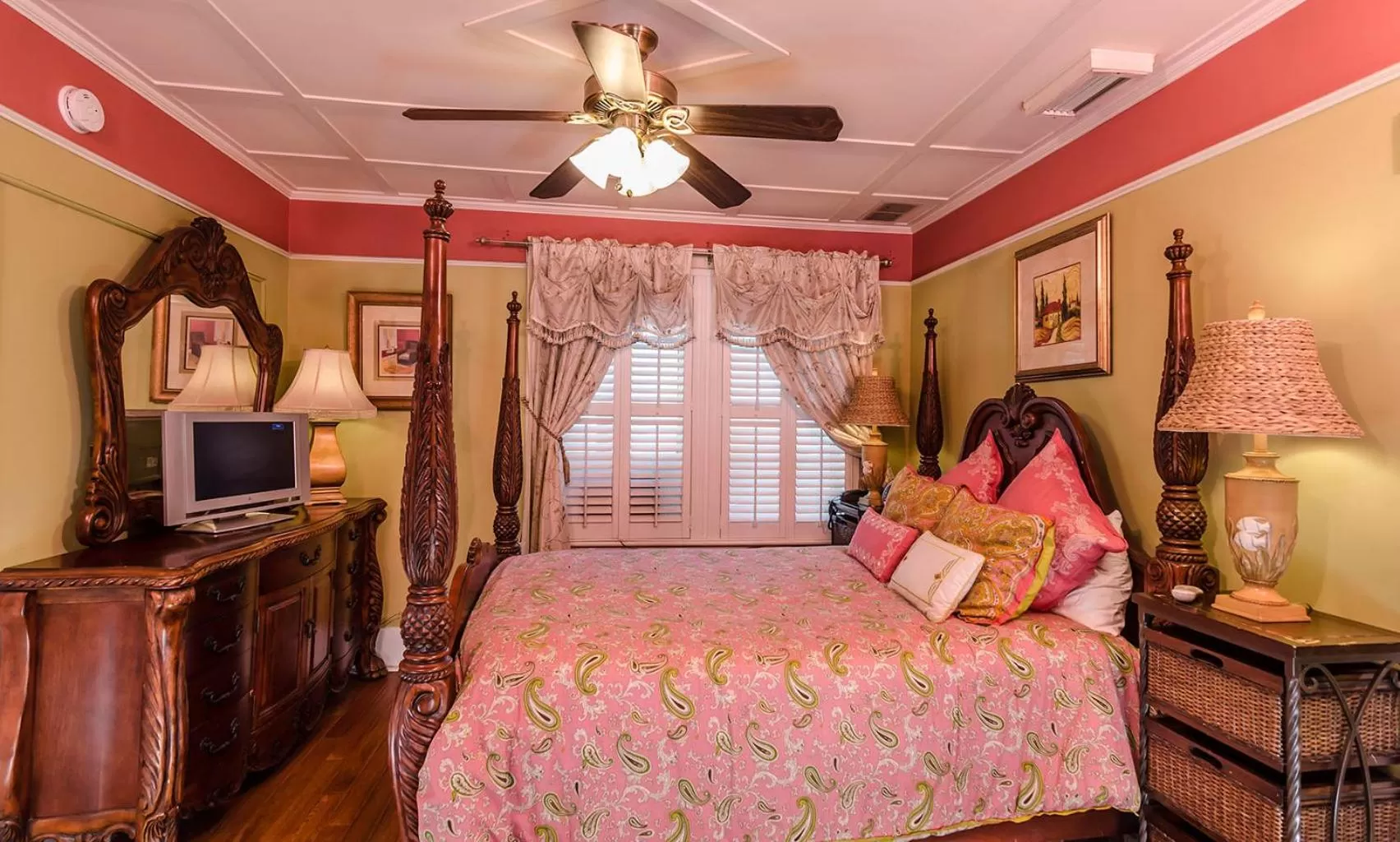 Bed in Casablanca Inn on the Bay