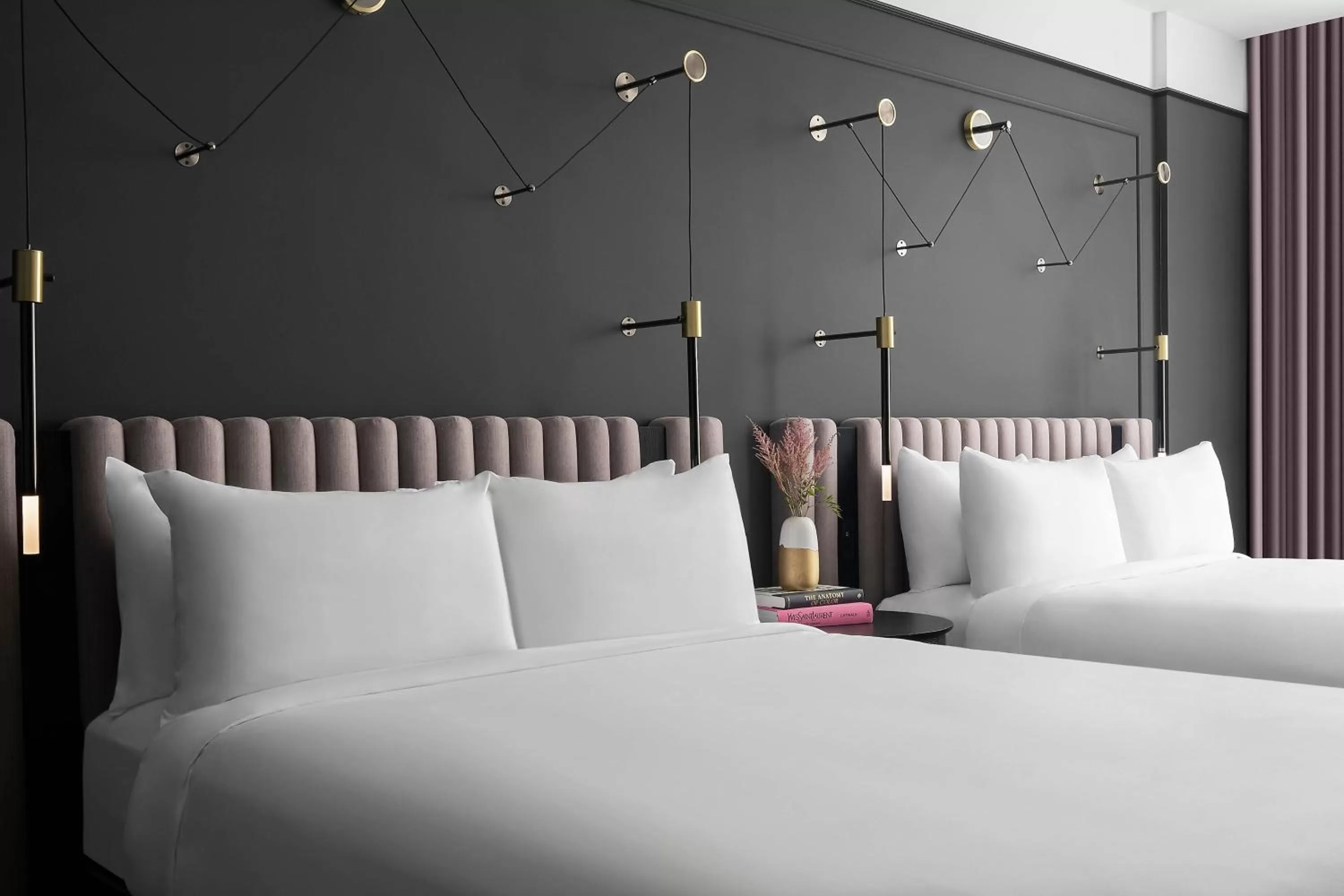 Photo of the whole room, Bed in Renaissance Milwaukee West Hotel