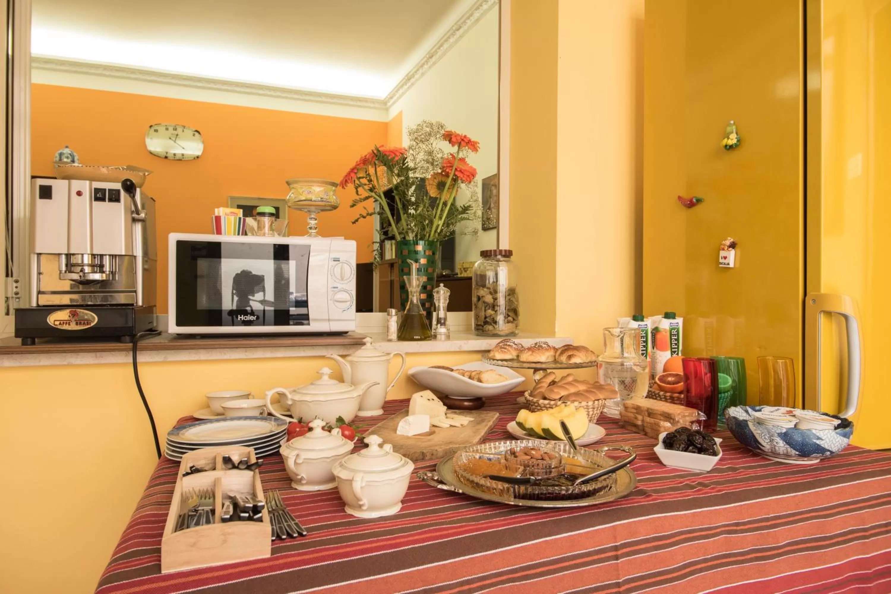 Buffet breakfast in B&B Via Roma