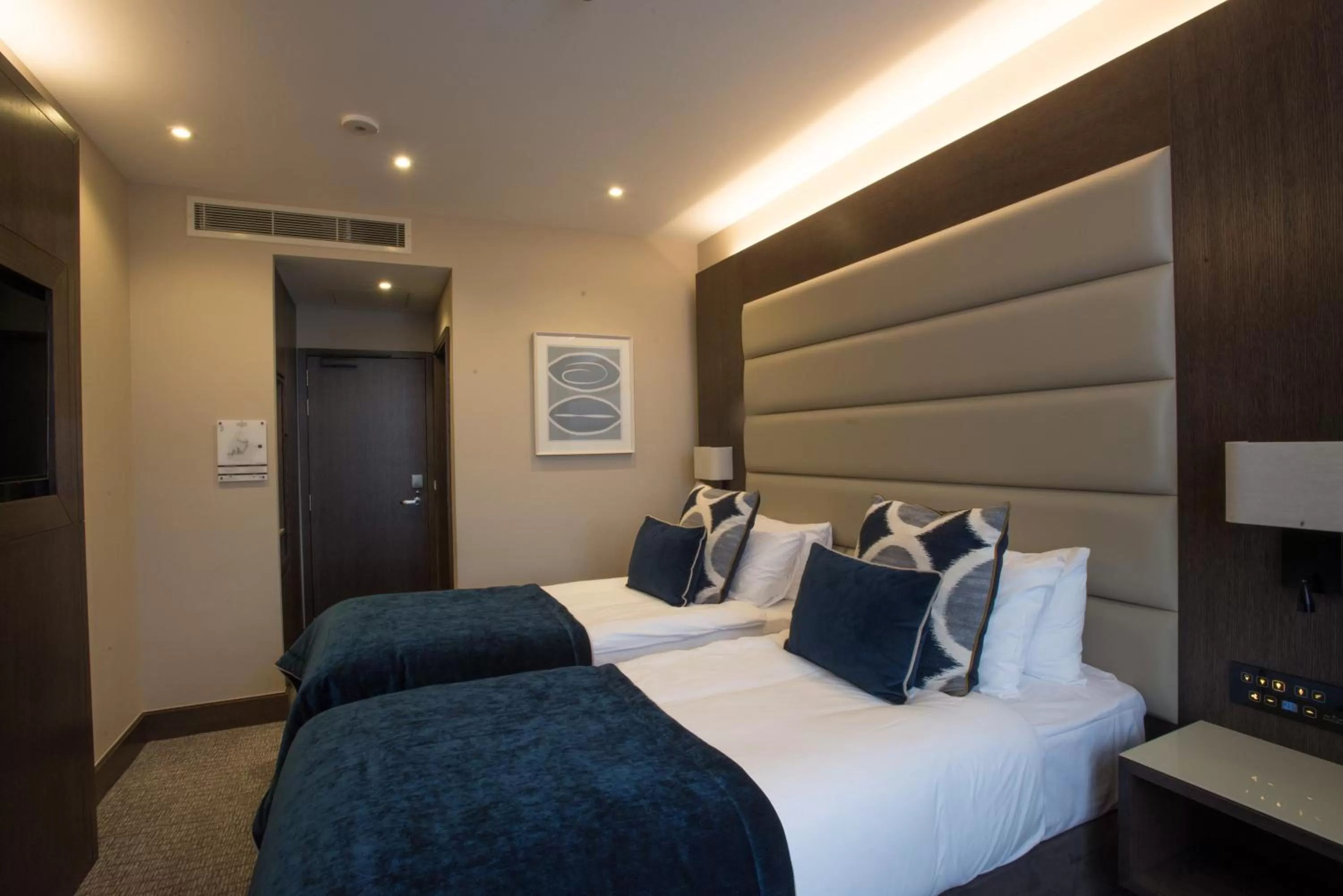 Photo of the whole room, Bed in The Kings Head Hotel