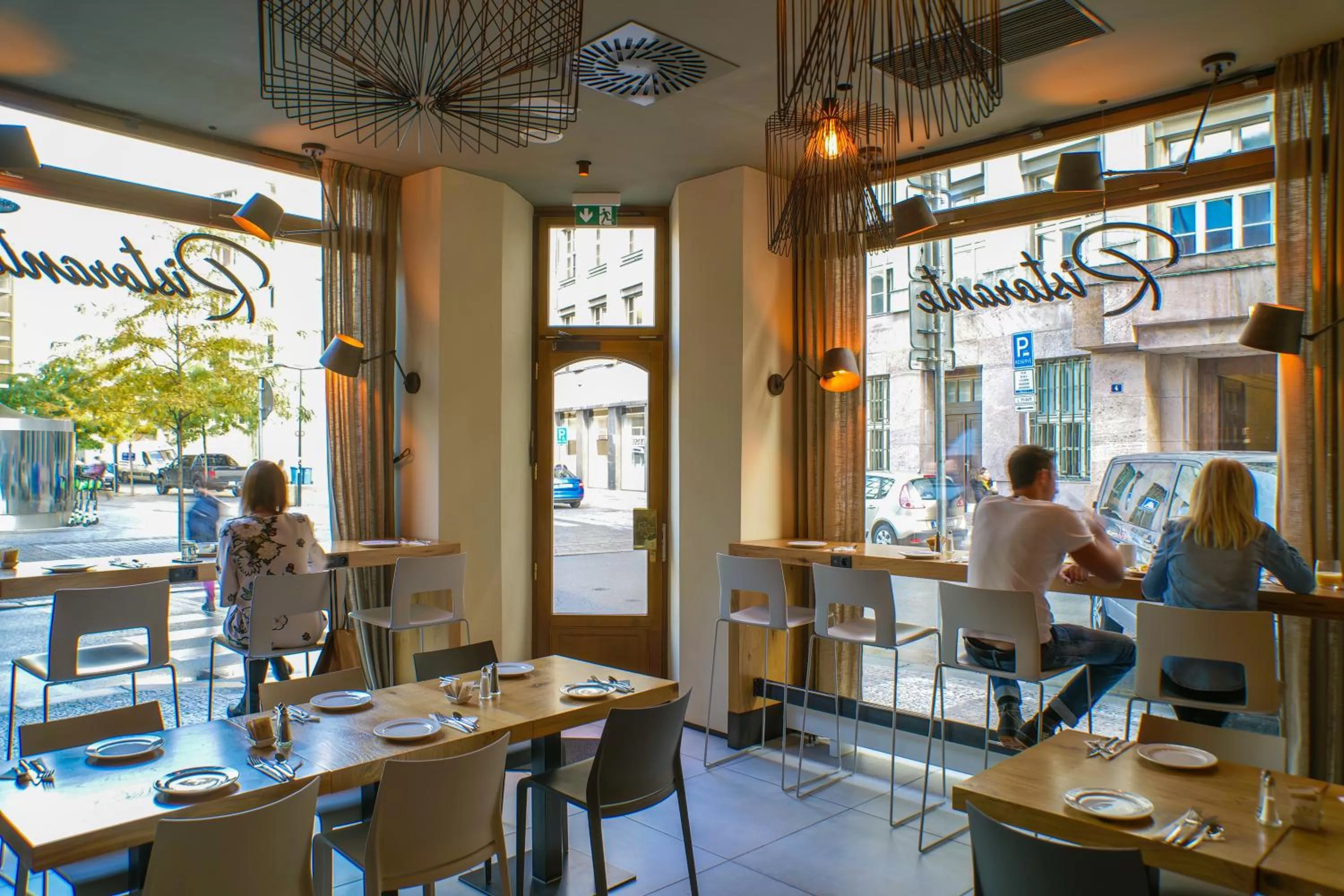 Restaurant/places to eat in Hotel Golden Crown