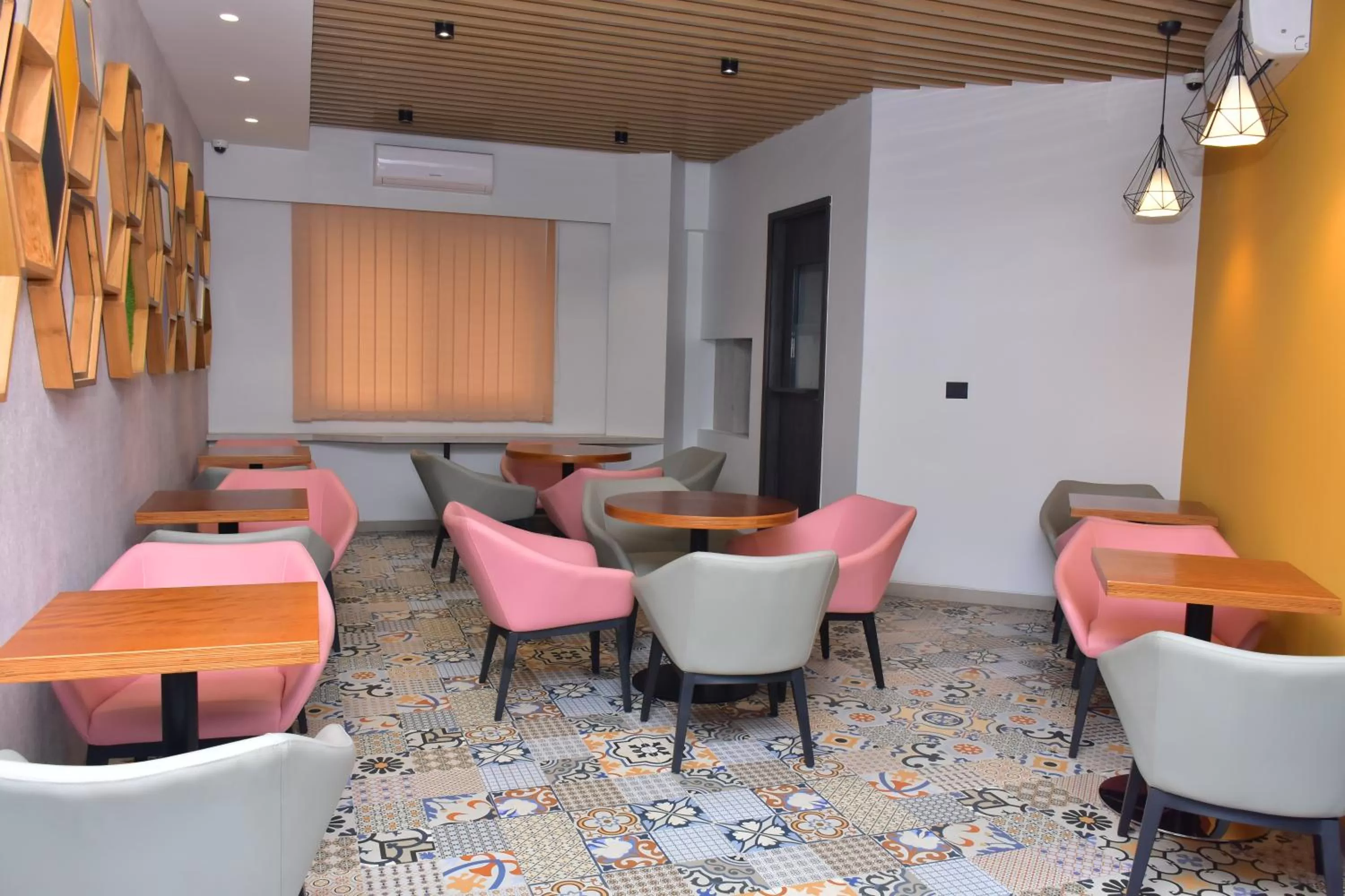 Restaurant/places to eat in Hotel Stella