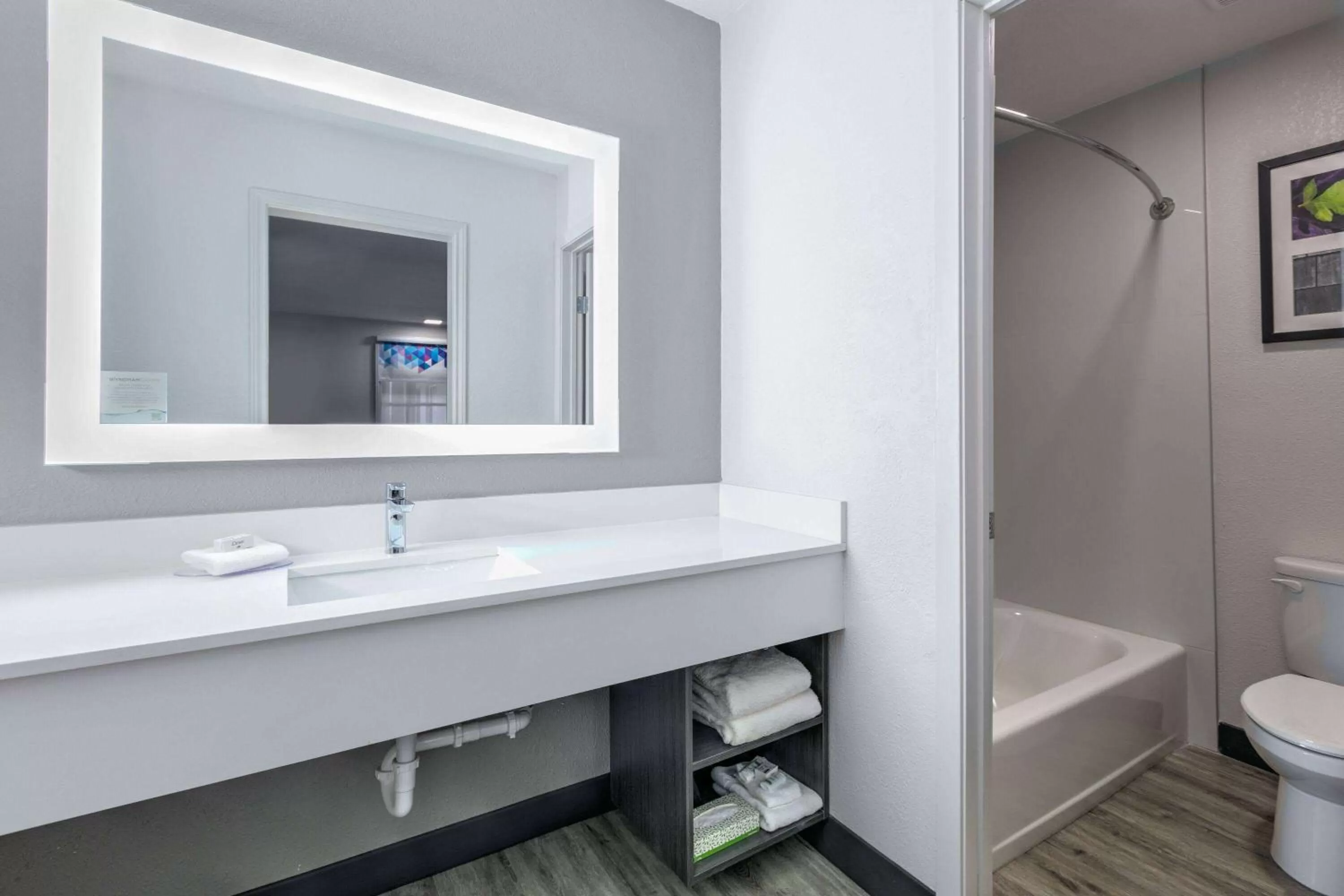 TV and multimedia in La Quinta Inn by Wyndham Dallas Uptown