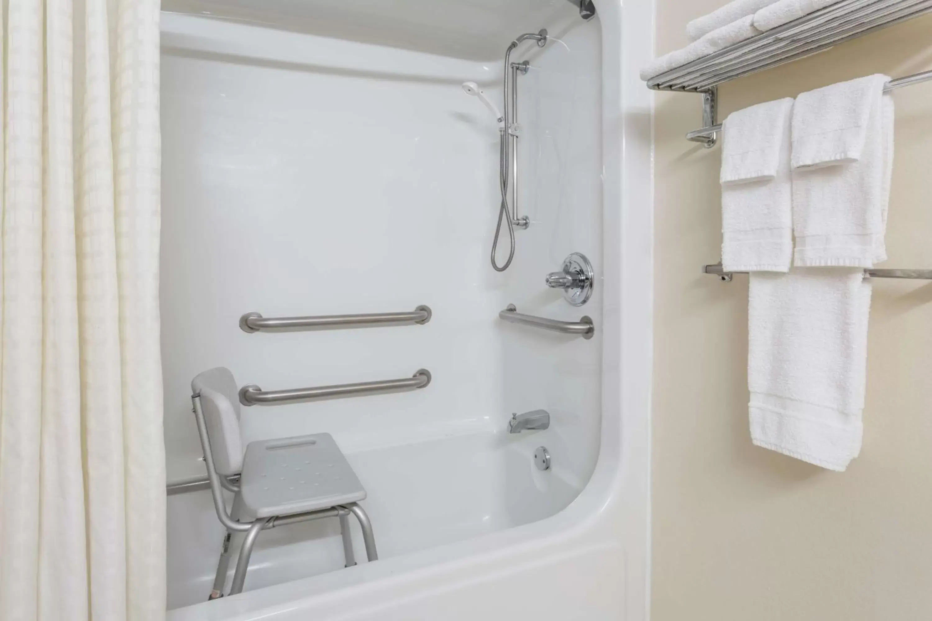 King Room - Disability Access/Non-Smoking in Days Inn & Suites by Wyndham Peachtree Corners Norcross King Room - Disability Access/Non-Smoking in Days Inn & Suites by Wyndham Peachtree Corners Norcross