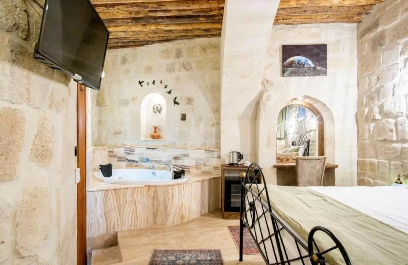 Hot Tub, Bed in Uzay Cave Suite Hotel