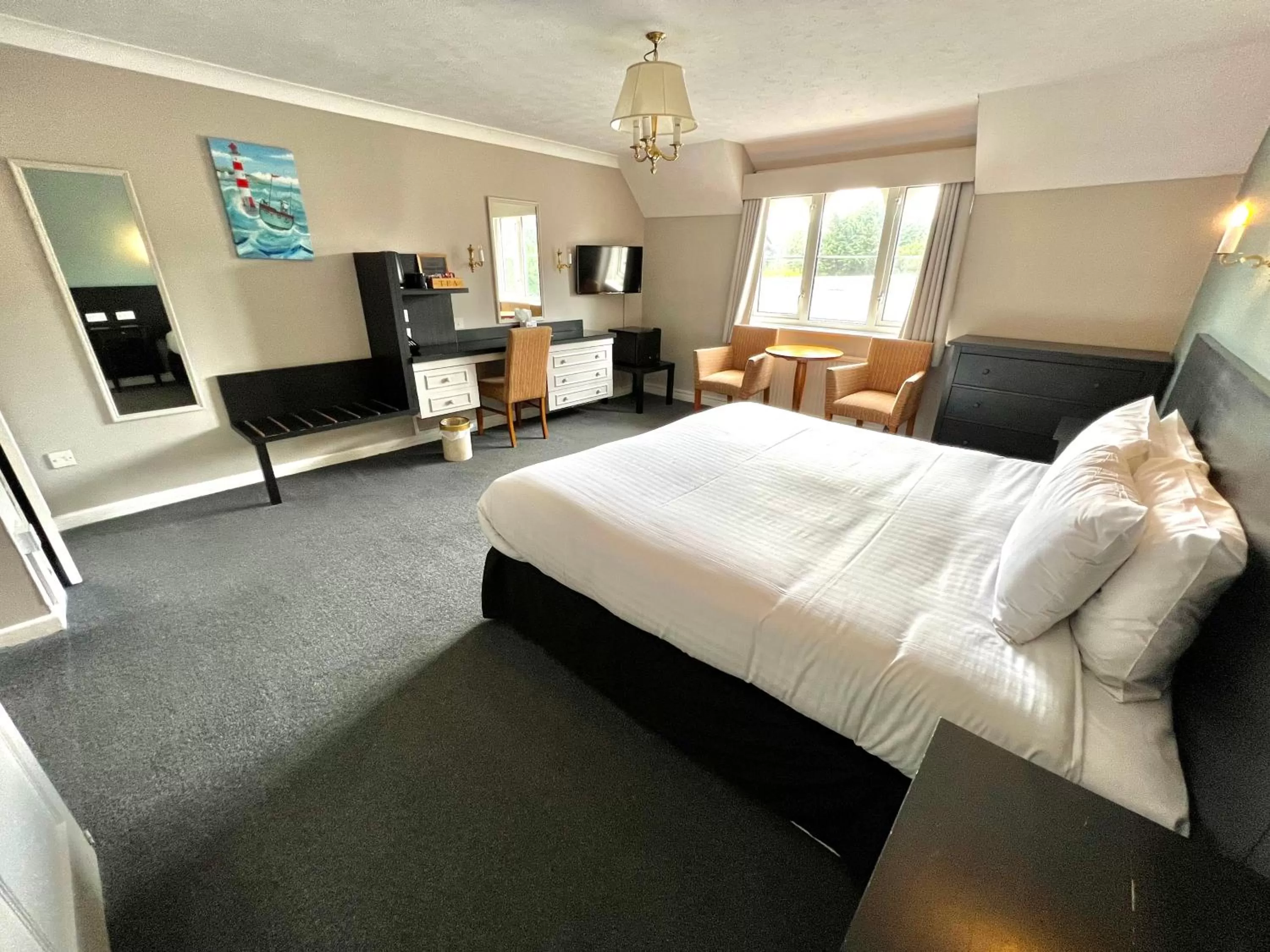 Bedroom, Bed in South Lawn Hotel