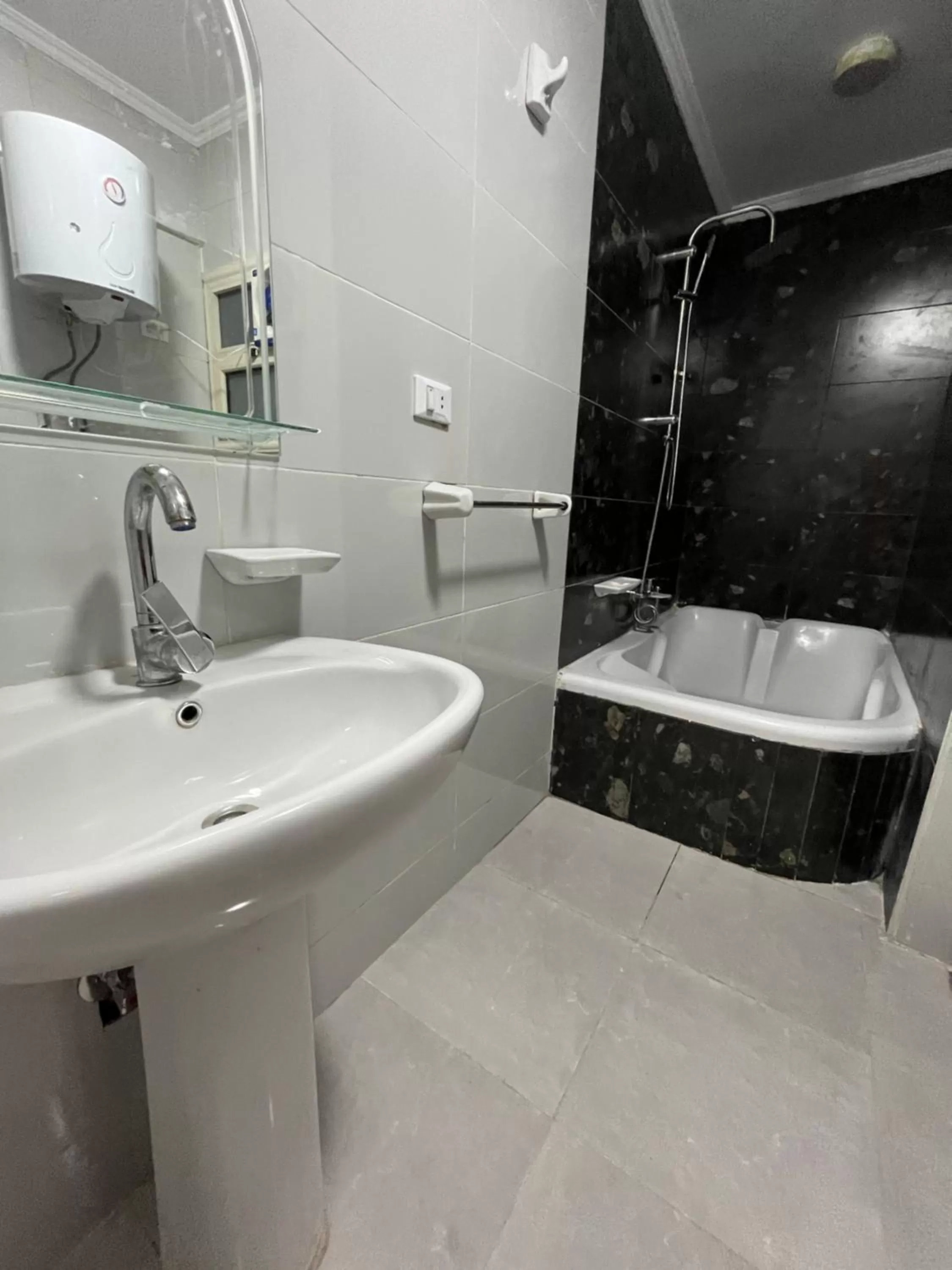 Shower, Bathroom in Crowne Pyramids view inn