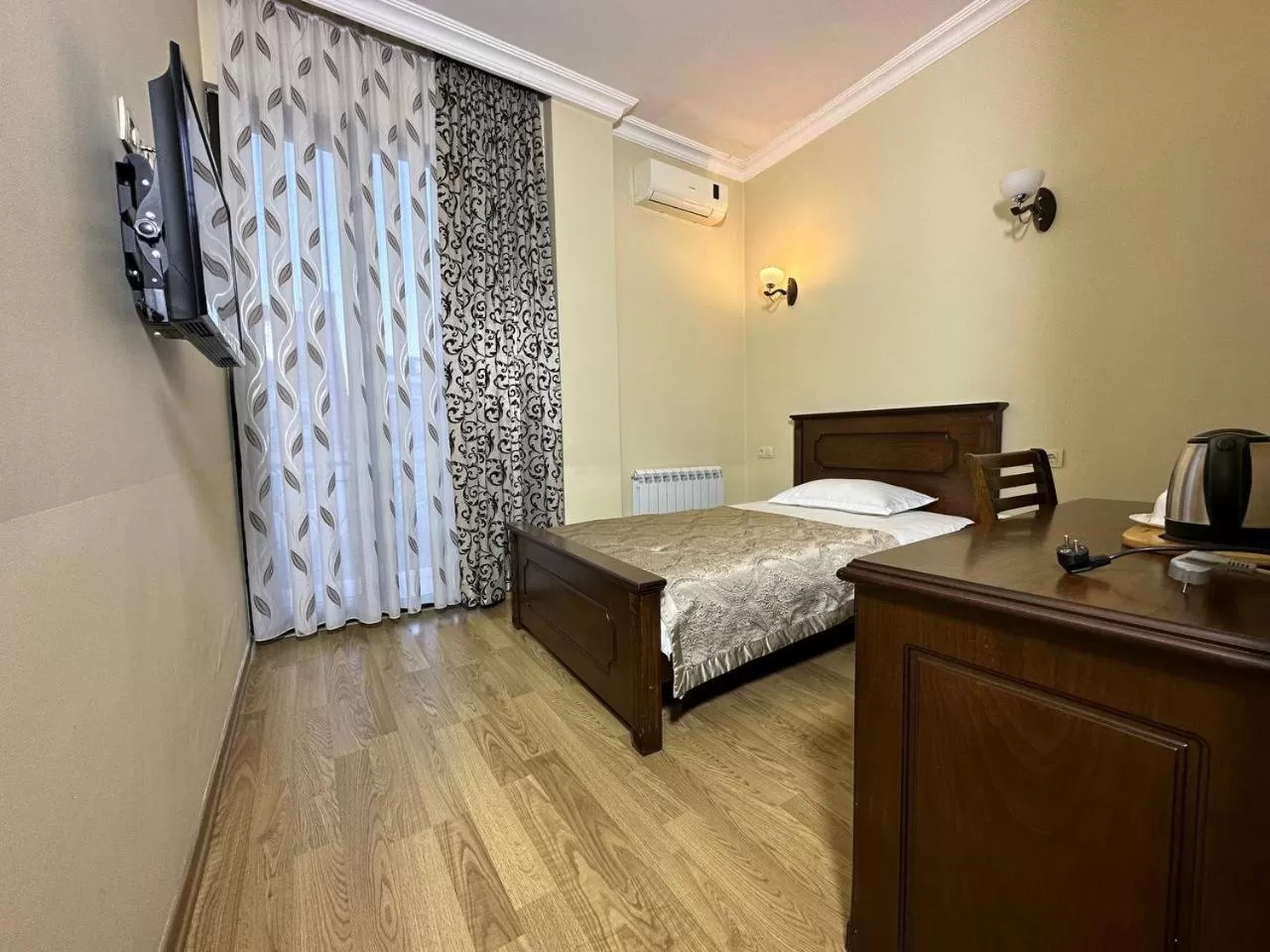 Photo of the whole room, Bed in Eiffel Hotel