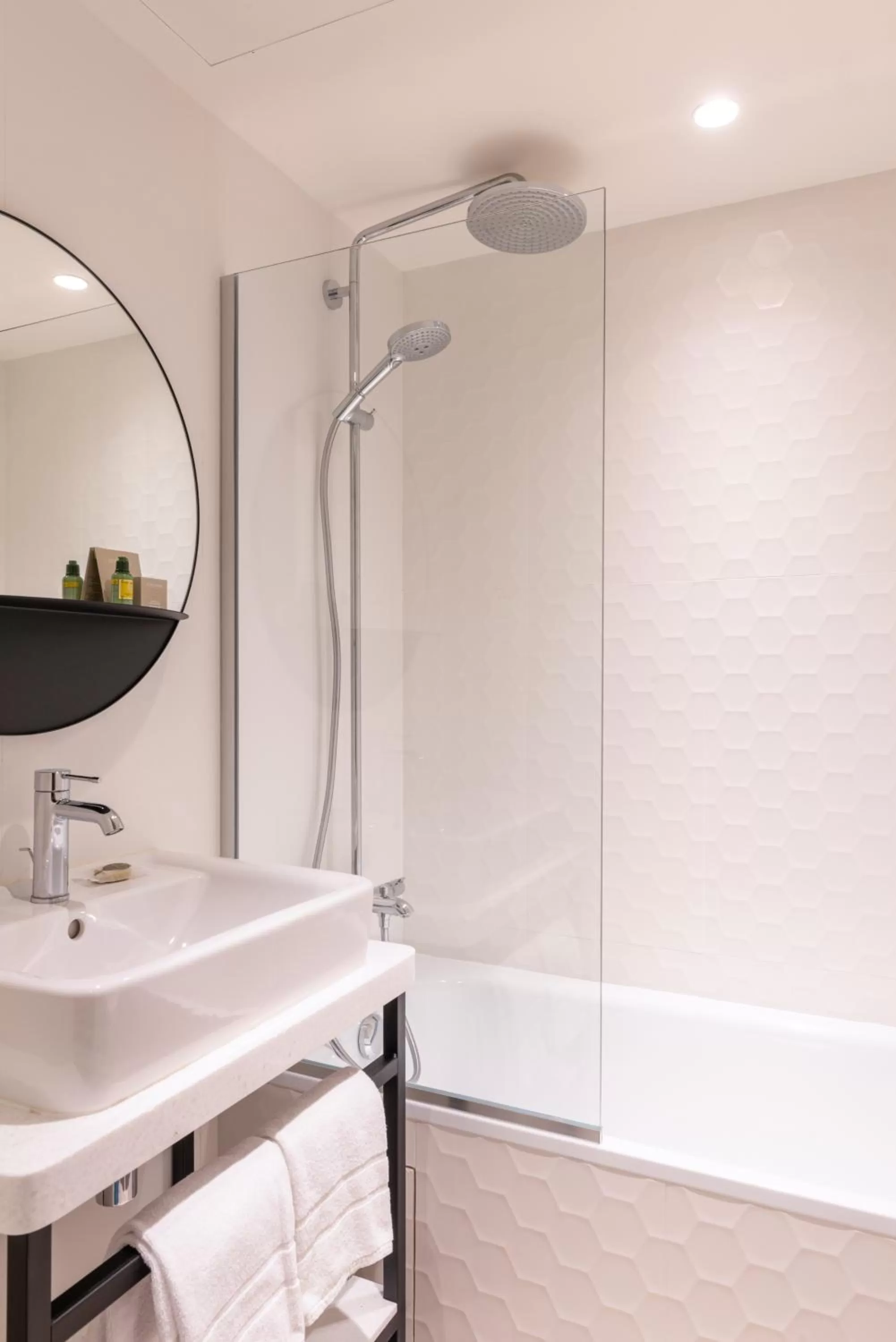 Shower in Leonardo Boutique Hotel Paris Opera