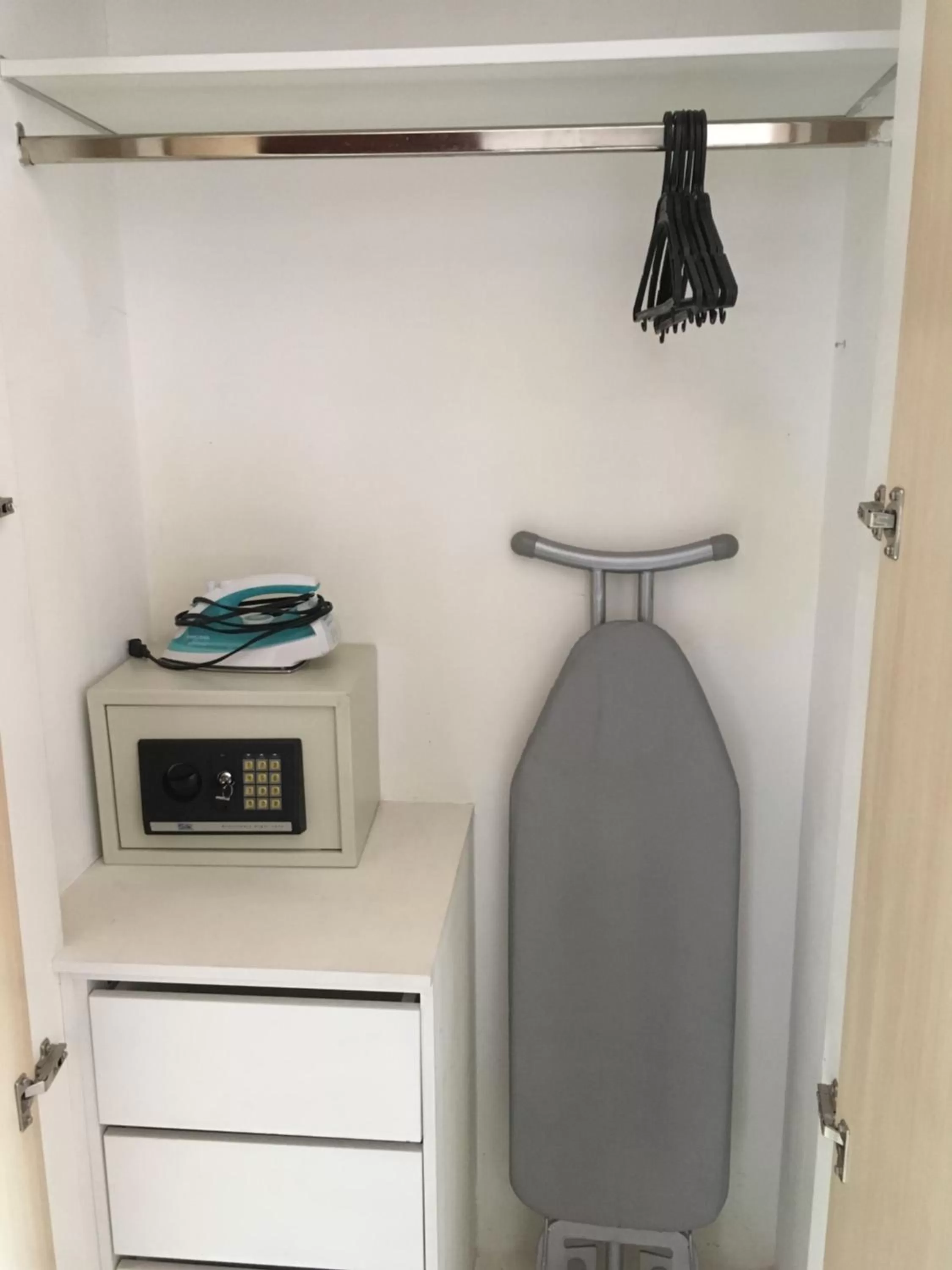 Area and facilities, TV/Entertainment Center in Suites Parque Real