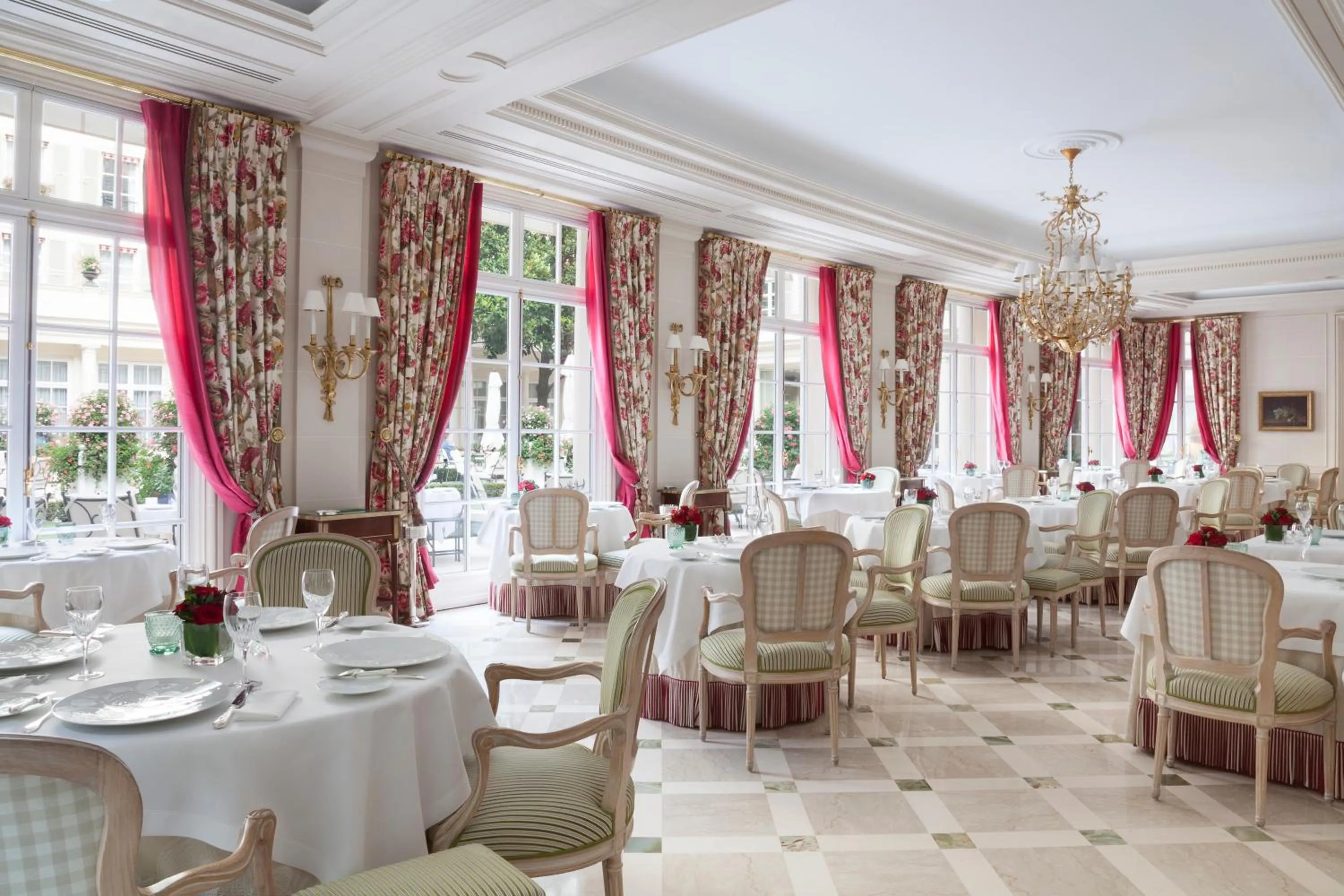 Restaurant/places to eat in Le Bristol Paris, Oetker Hotels
