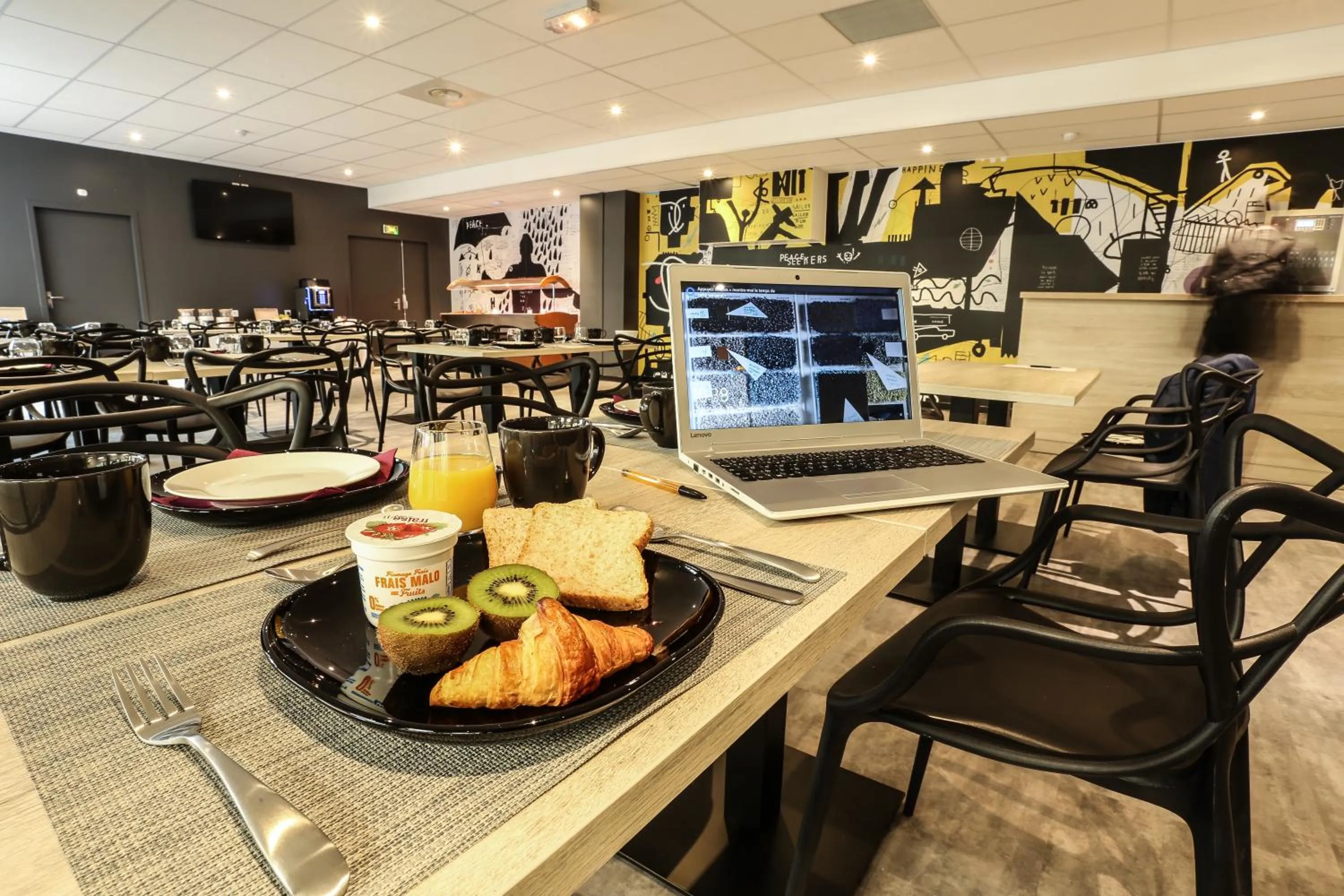 Restaurant/places to eat in Arena Hotel La Defense