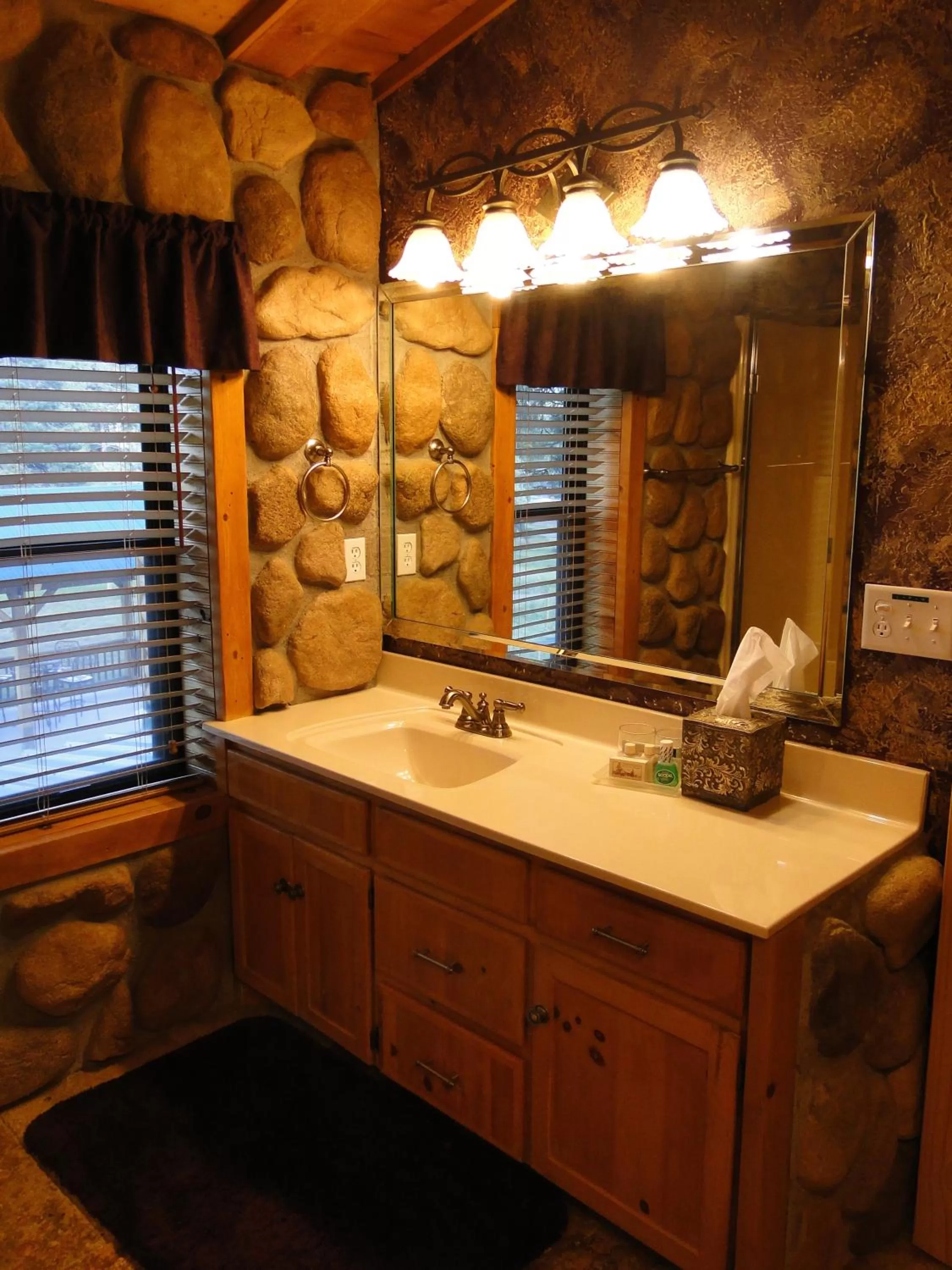 Bathroom in Elkwood Manor Bed & Breakfast