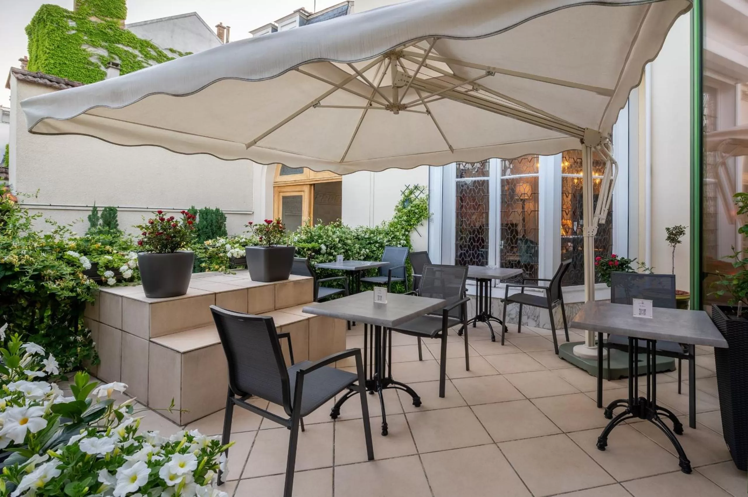 Patio in Grand Hôtel Des Templiers, Piscine & Spa
