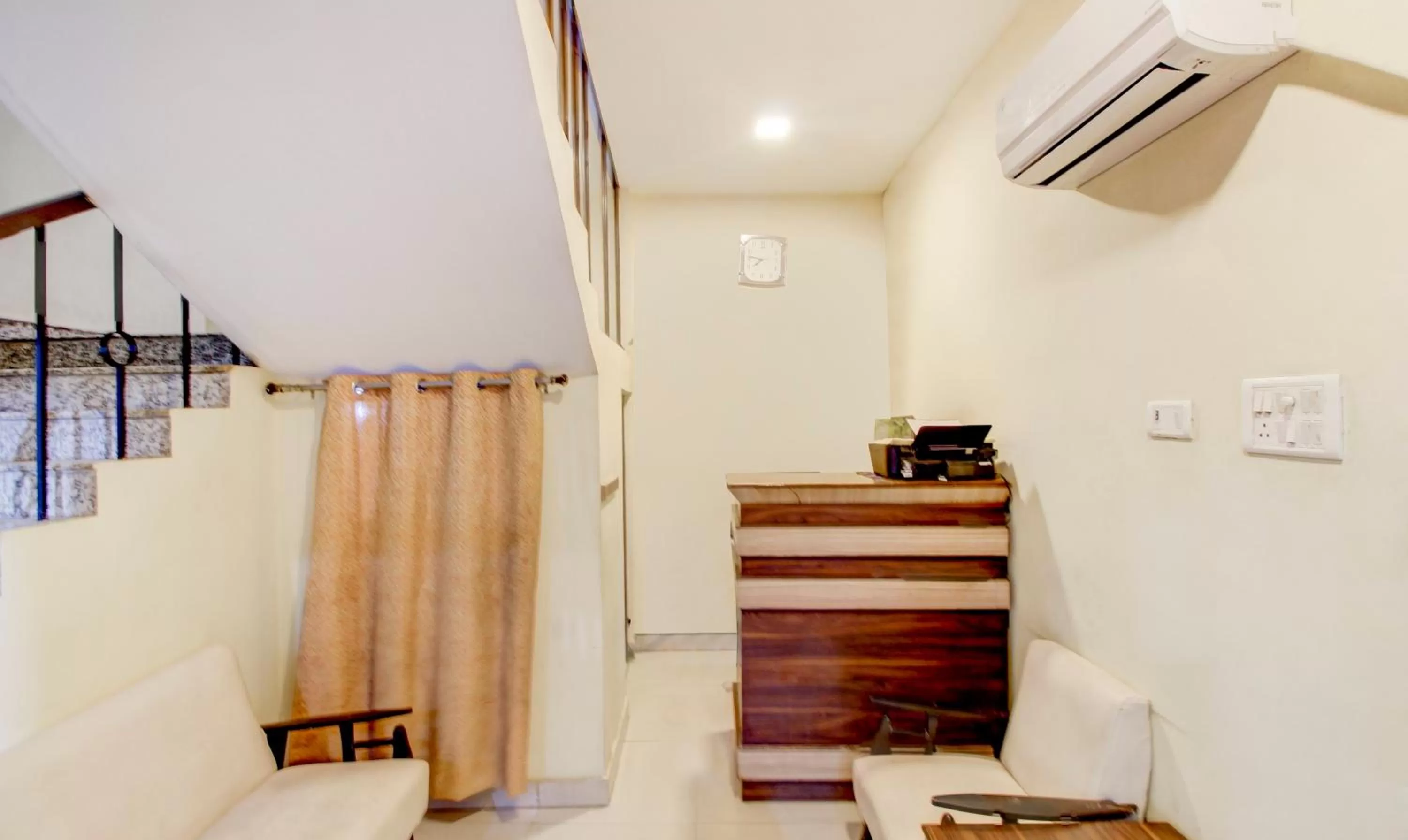 Lobby or reception in Itsy By Treebo - Royal Monarch