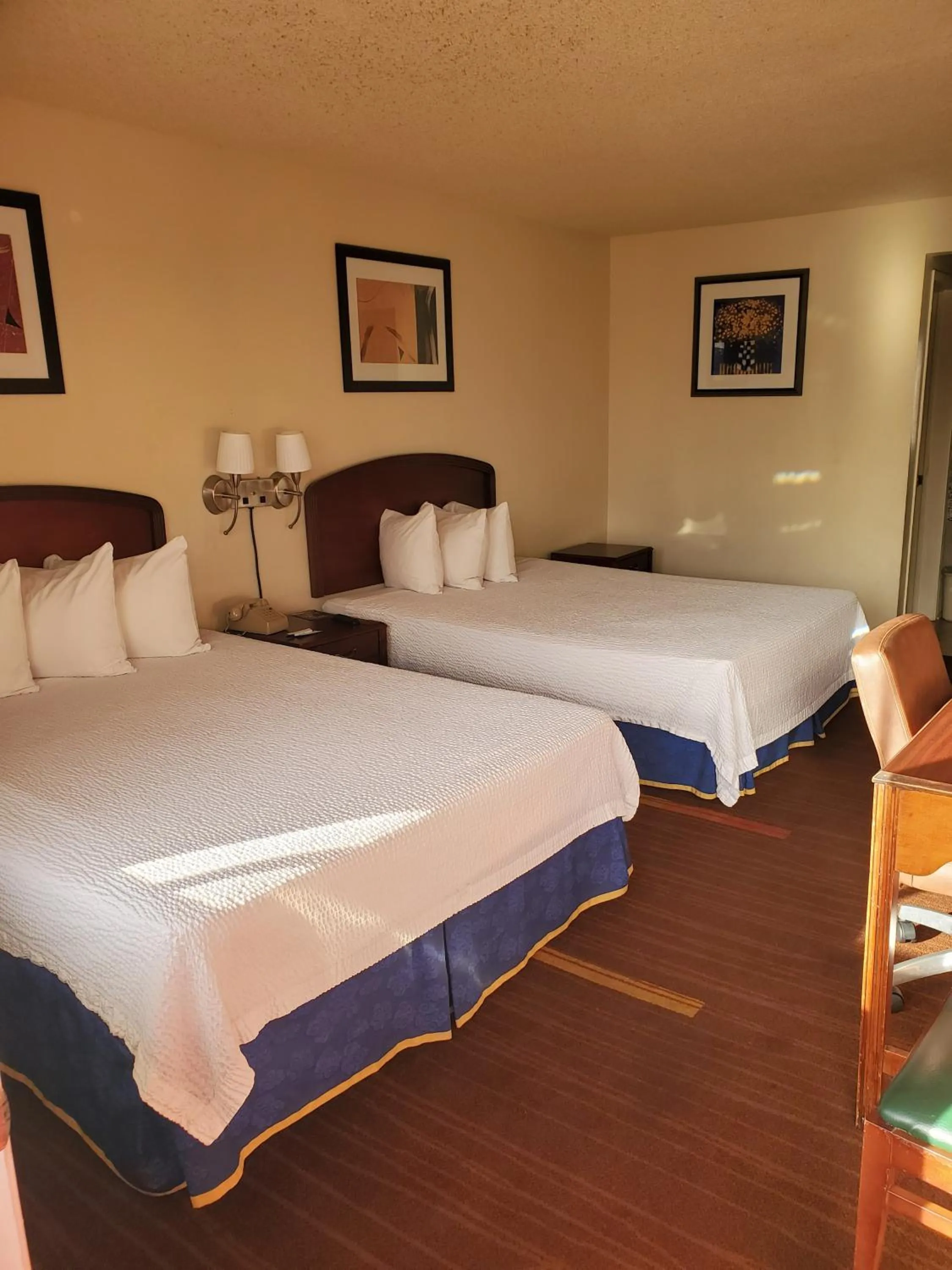 Bedroom, Bed in Eunice Plaza Motel