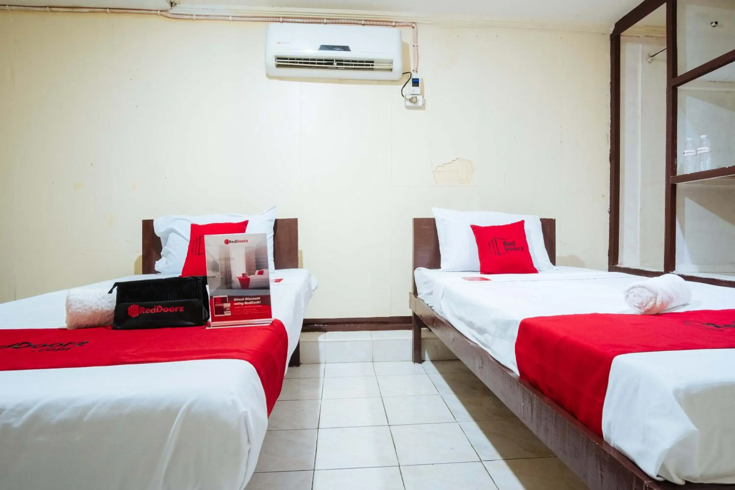Twin Room in RedDoorz @Downtown Bacolod Twin Room in RedDoorz @Downtown Bacolod