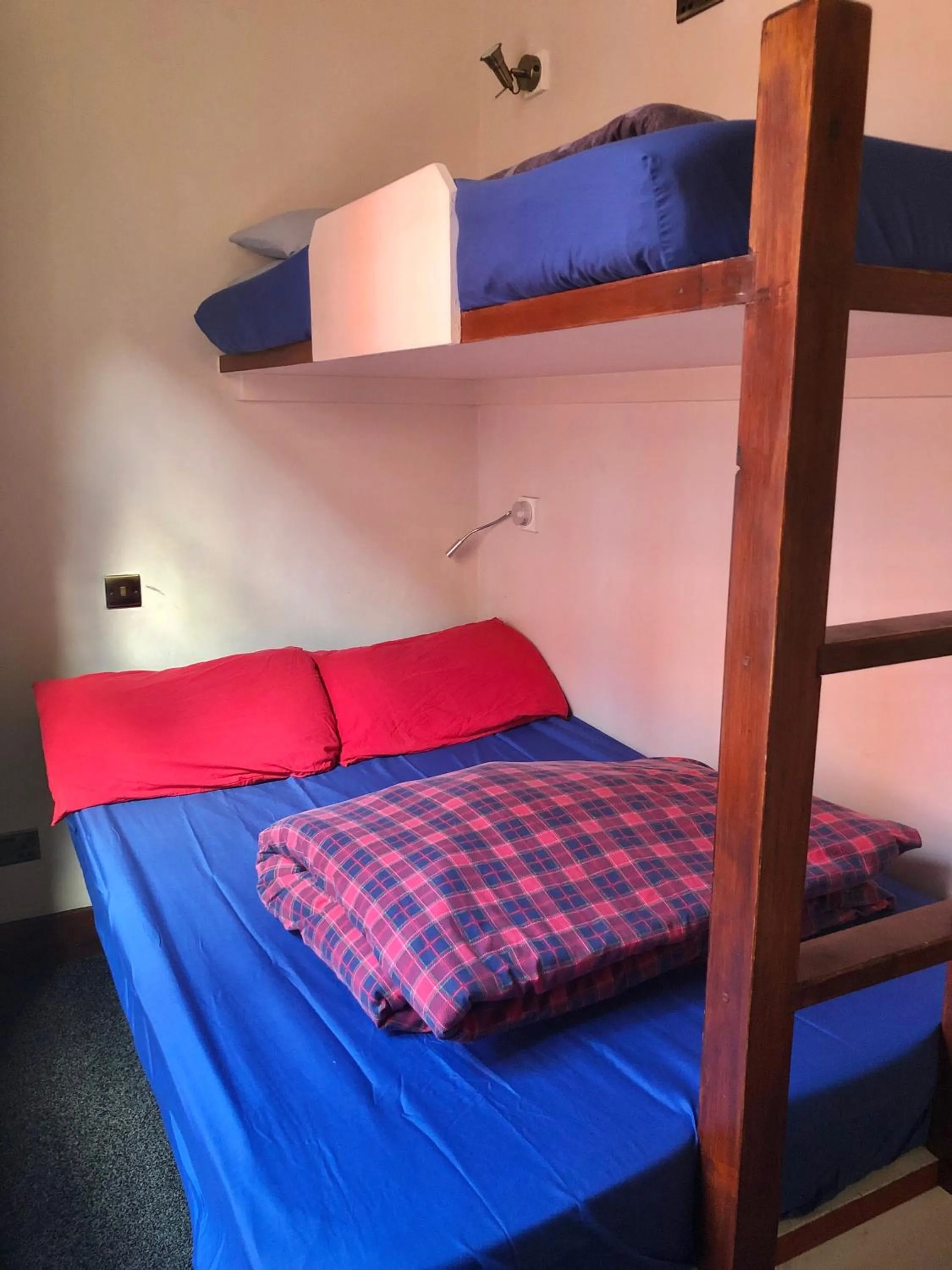 Standard Twin Room with Shared Bathroom in High Street Hostel