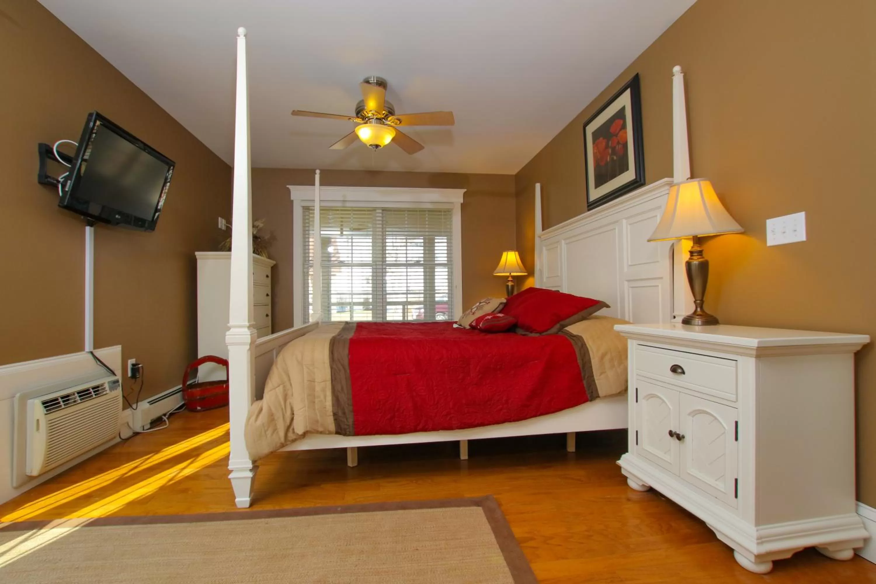 Bed in Sheepscot Harbour Village Resort