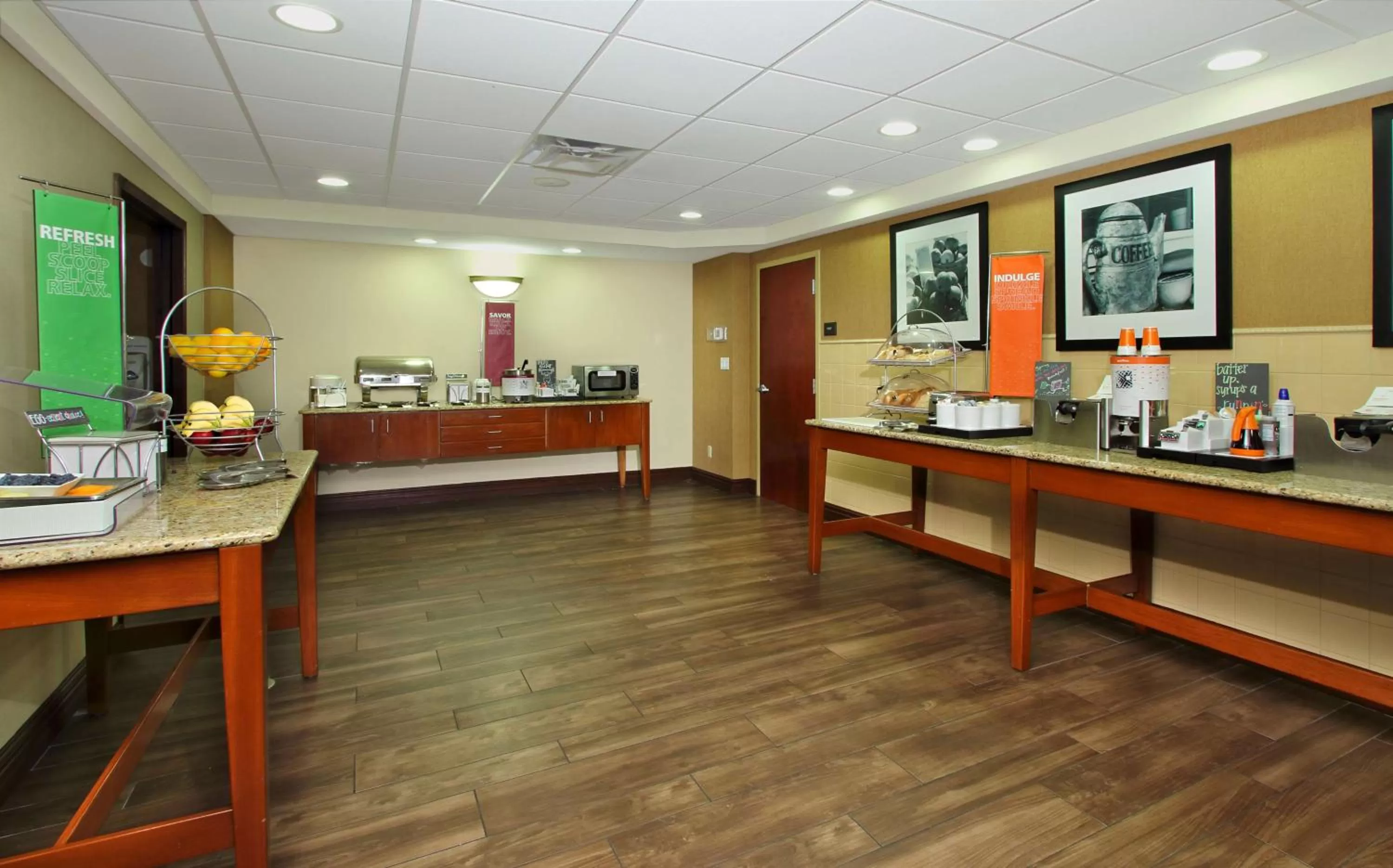 Dining area in Hampton Inn & Suites Madisonville