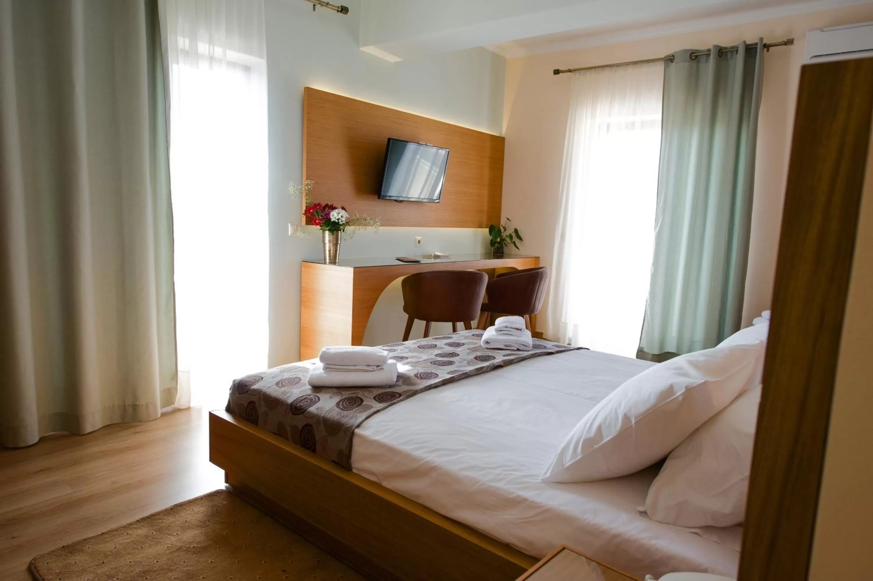 Photo of the whole room, Bed in Olympion