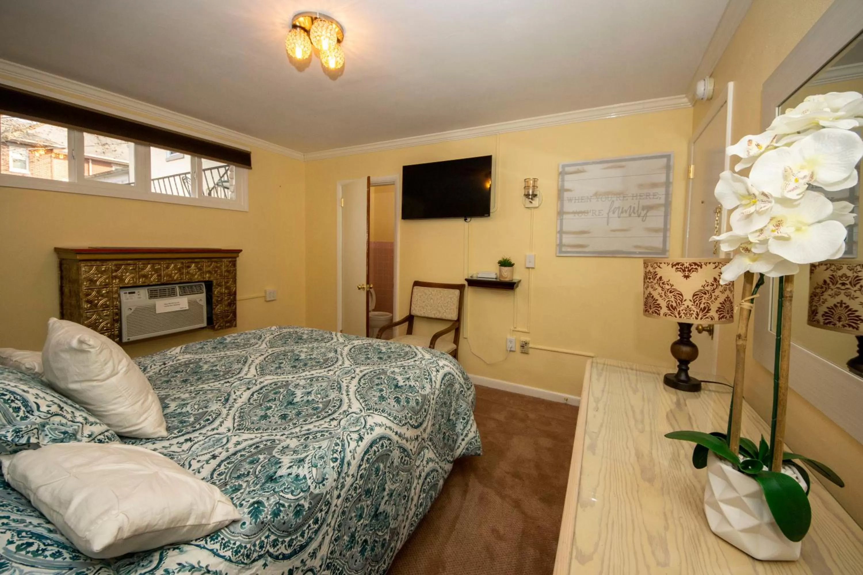 Photo of the whole room, Bed in Simmons Motel and Suites