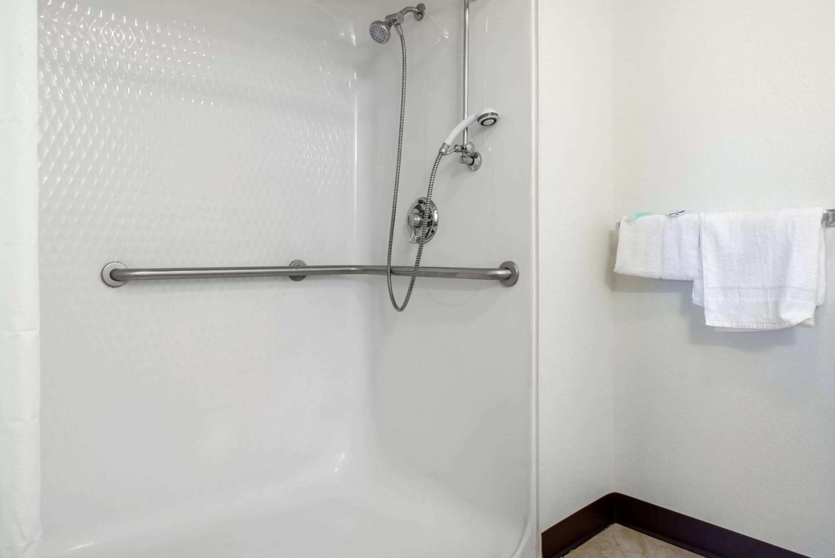 Bathroom in Rodeway Inn Sharonville - Cincinnati North