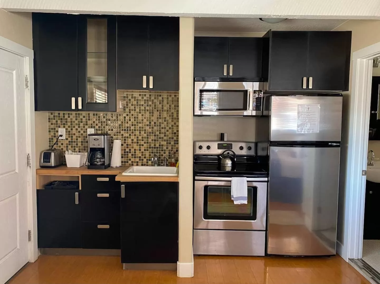 Kitchen or kitchenette, Kitchen/Kitchenette in The Flagstone Boutique Inn & Suites