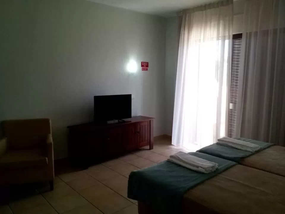 Living room, Bed in Albufeira Jardim by Umbral