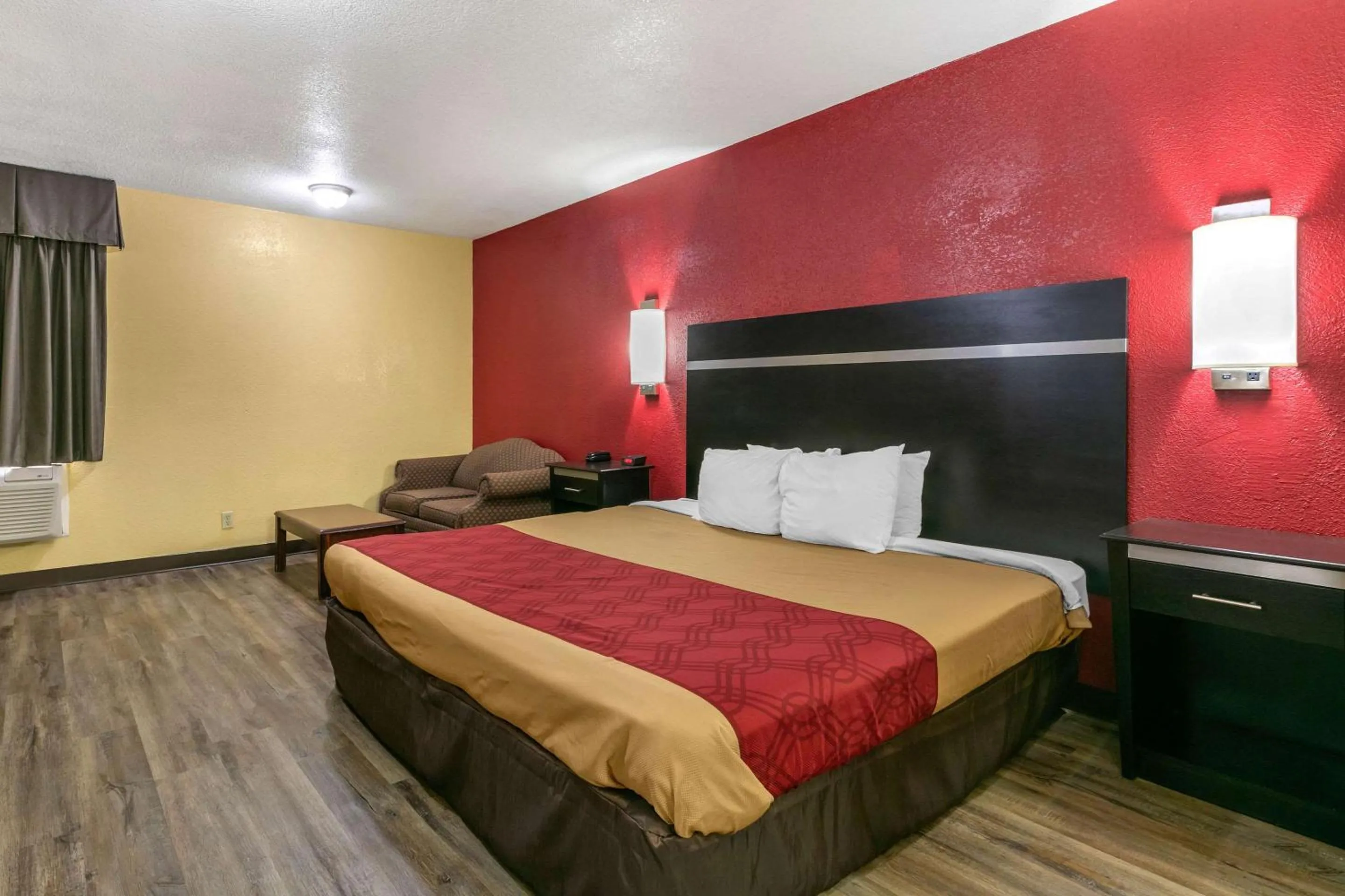Photo of the whole room, Bed in Econo Lodge Jonesboro