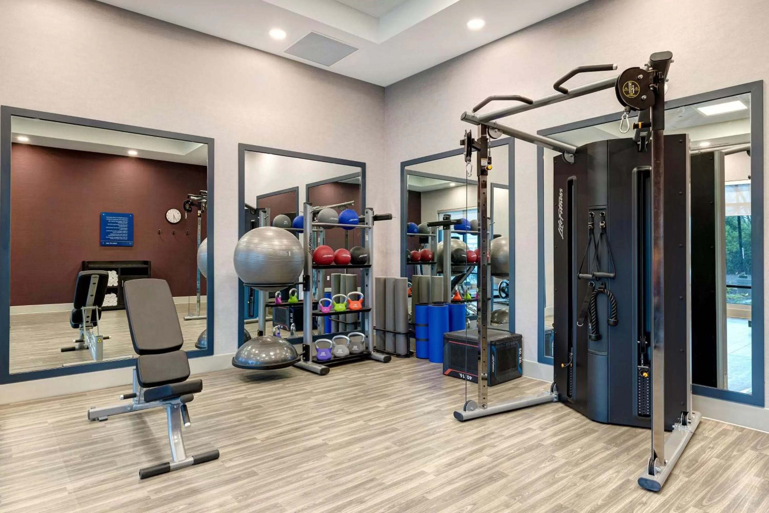 Fitness centre/facilities in Hampton Inn & Suites Burlington, Ontario, Canada