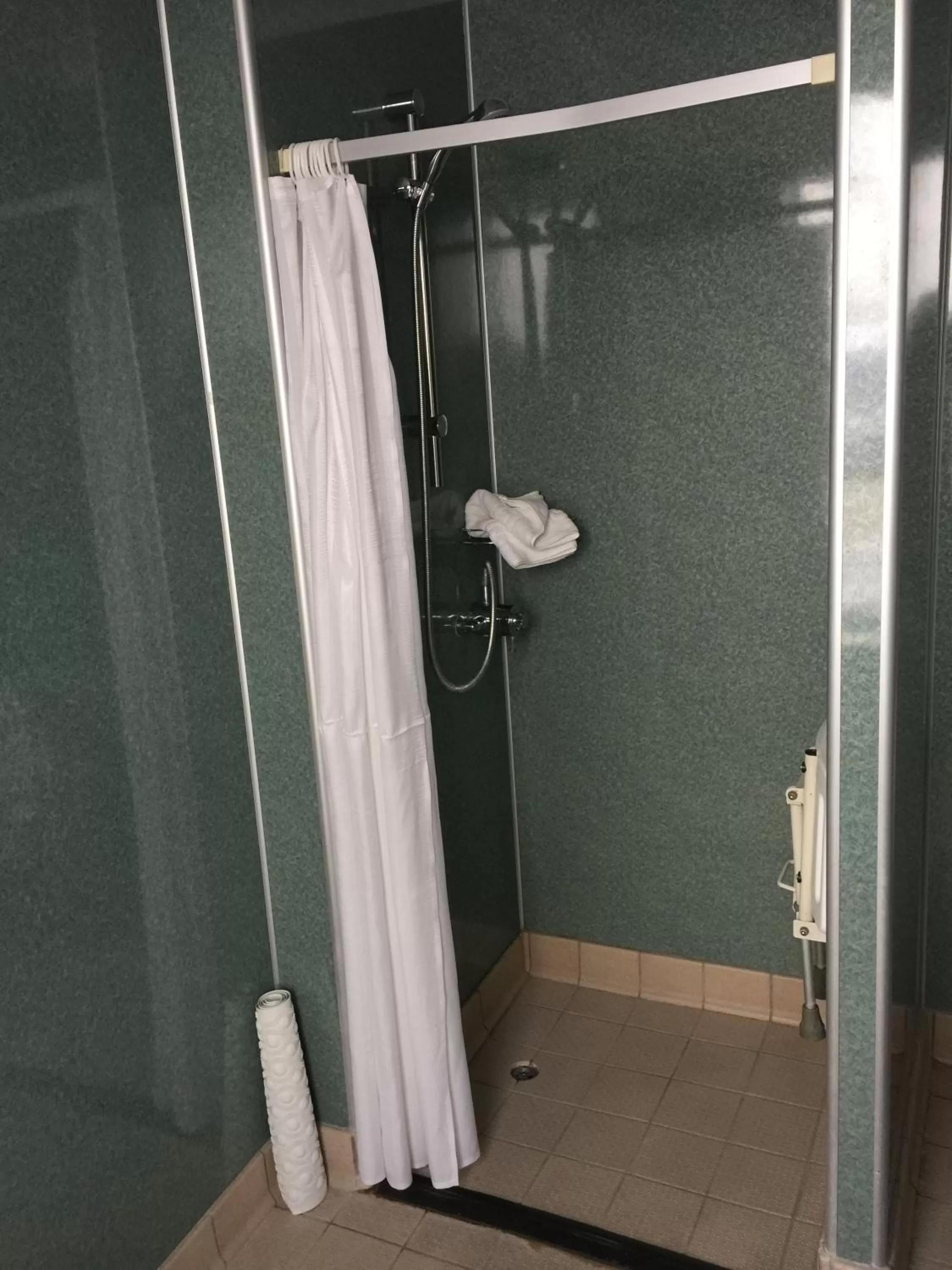 Shower in Hotel Celebrity Bournemouth East Cliff by Villare hotels