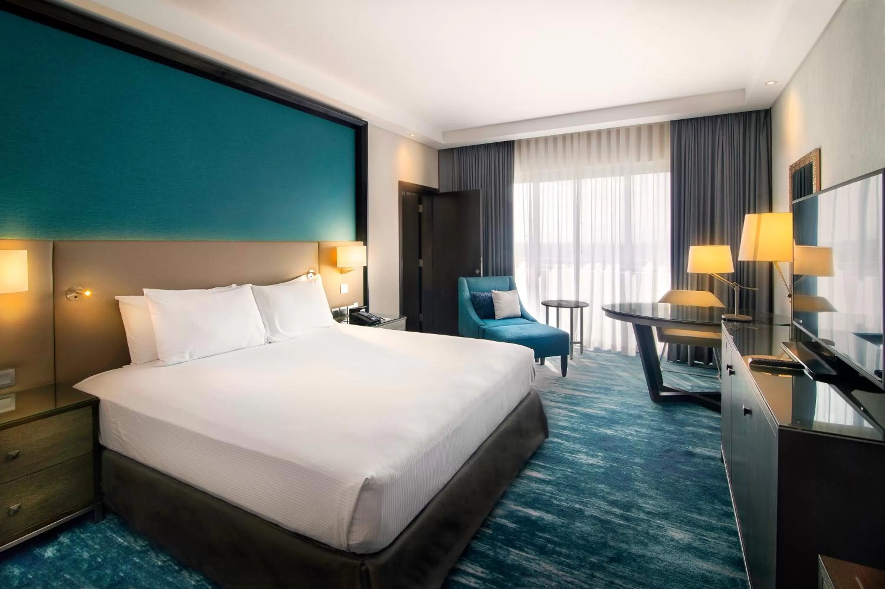 Bedroom, Bed in Radisson Blu Hotel & Resort, Al Ain