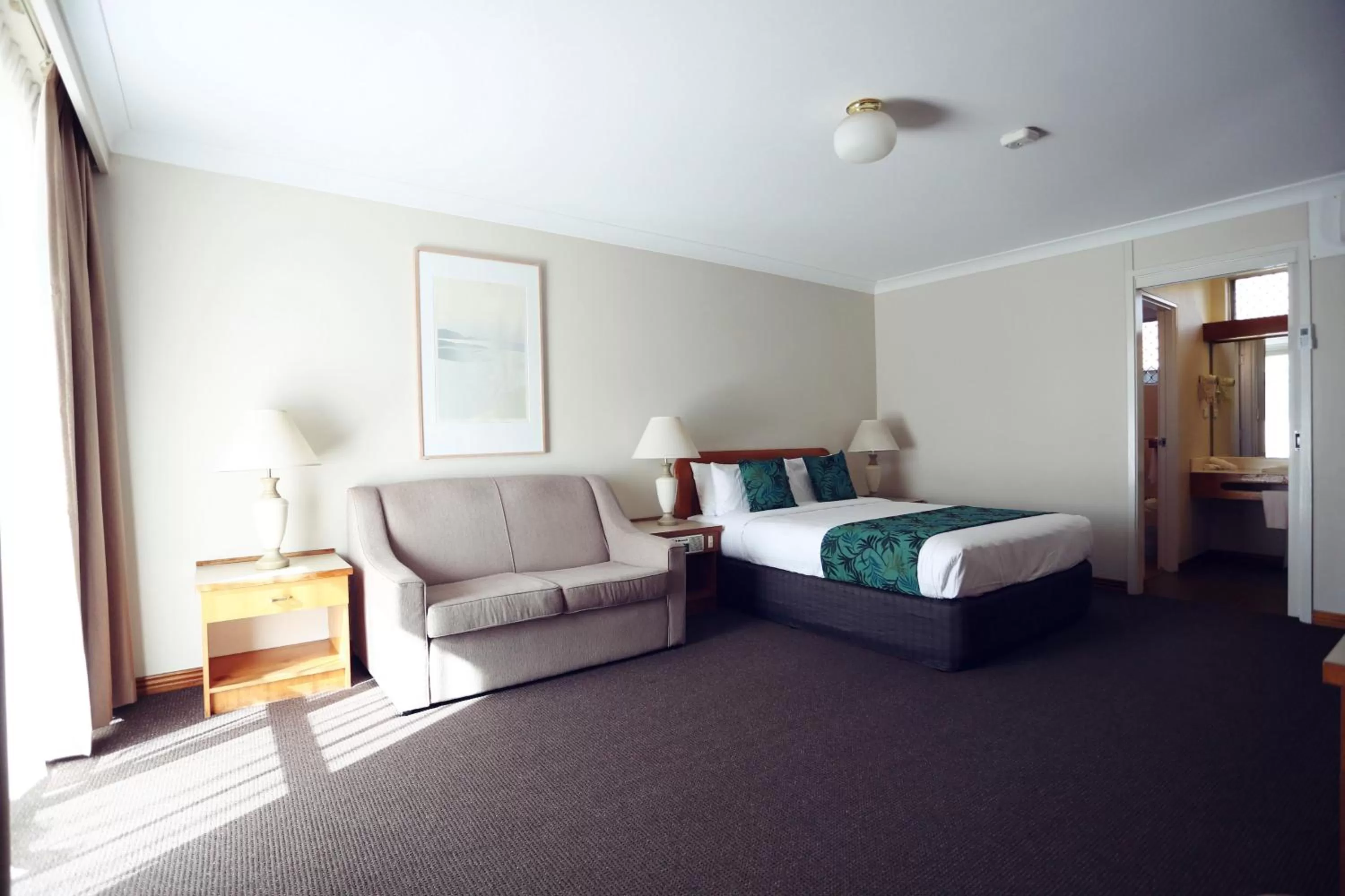 Photo of the whole room, Bed in Cascades Motor Inn