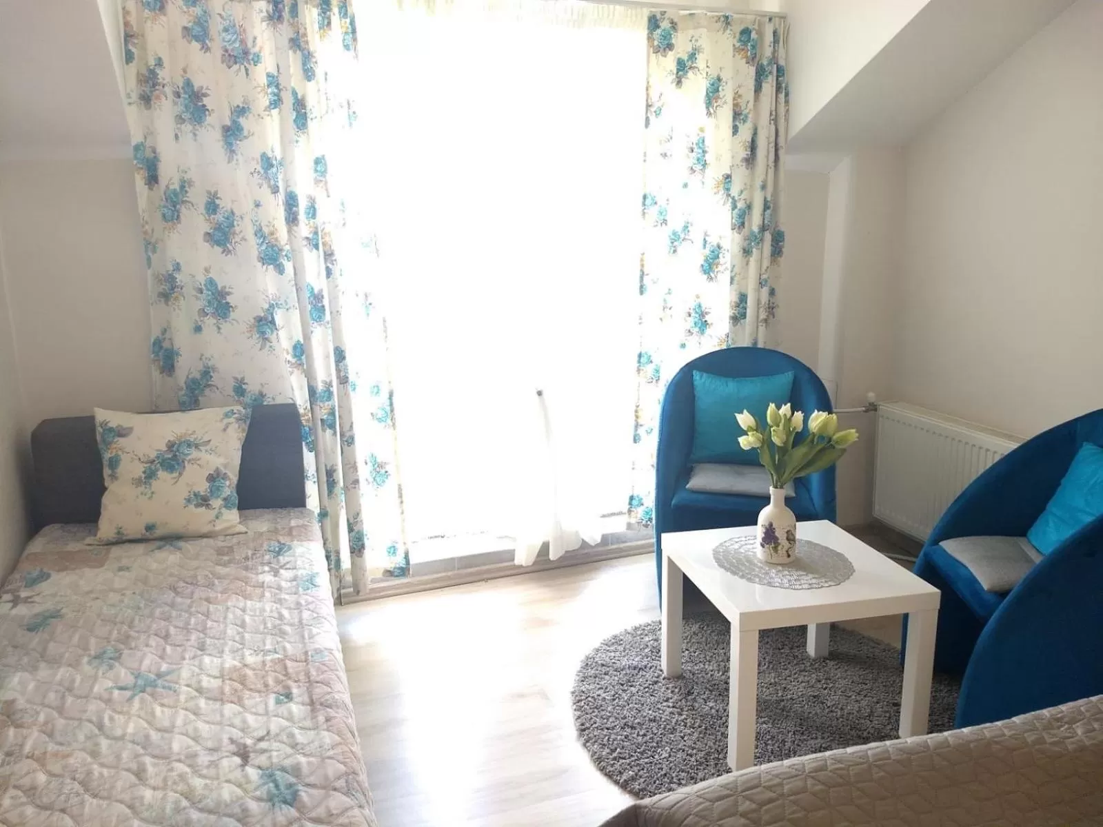 Bed, Seating Area in White Rose Family Guest House