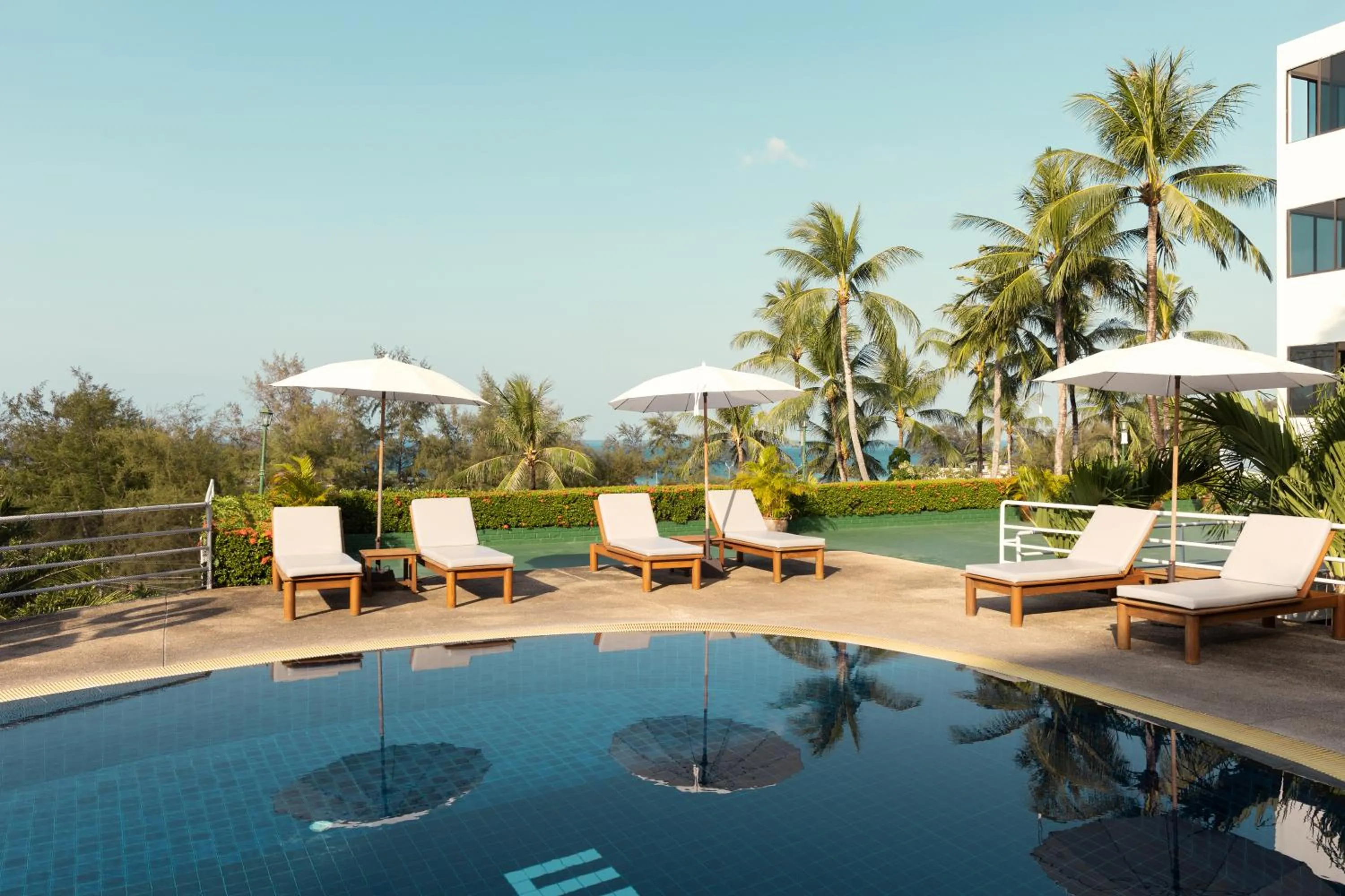 Swimming pool in Best Western Phuket Ocean Resort