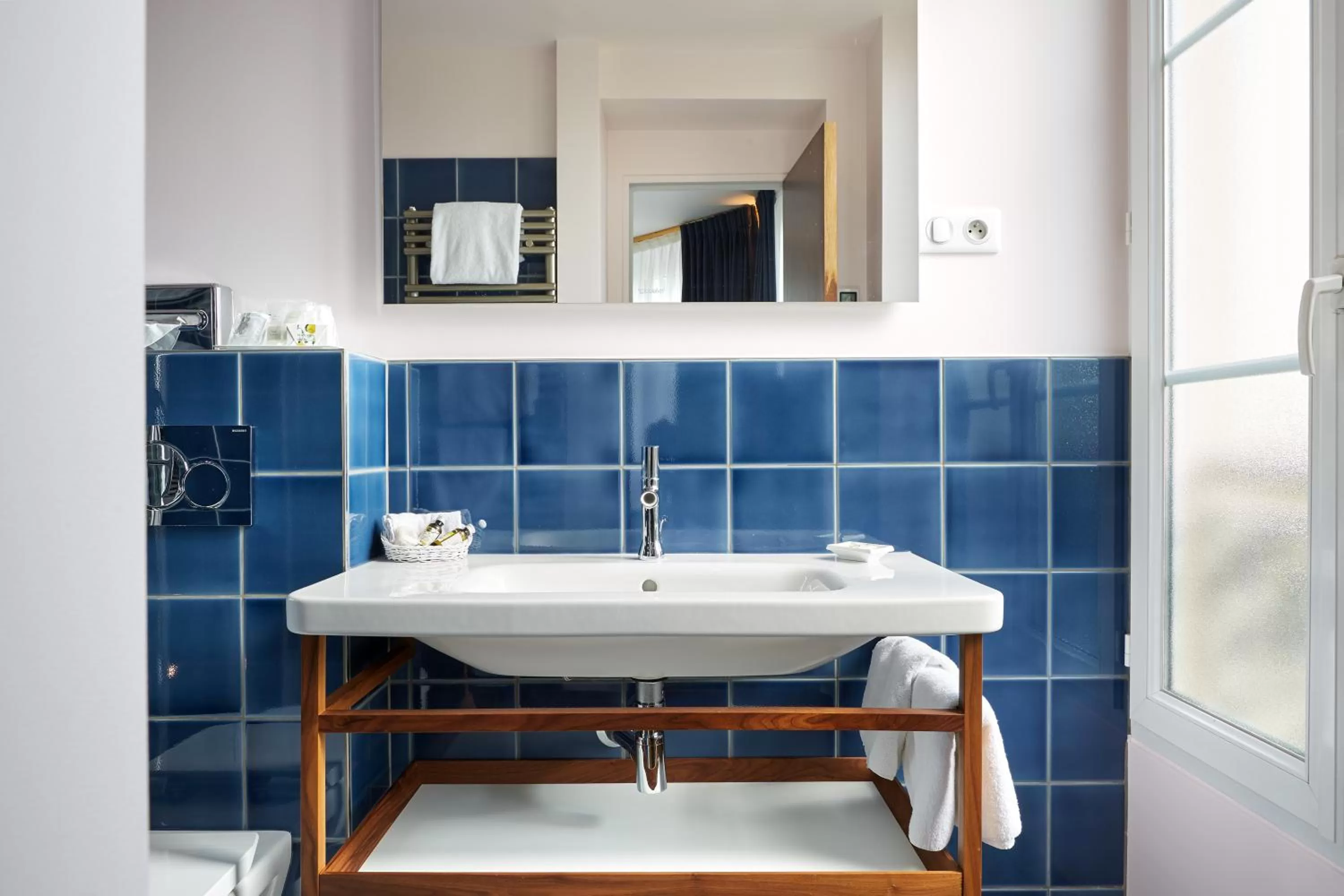 Bathroom in Hôtel Edouard 6 by Malone