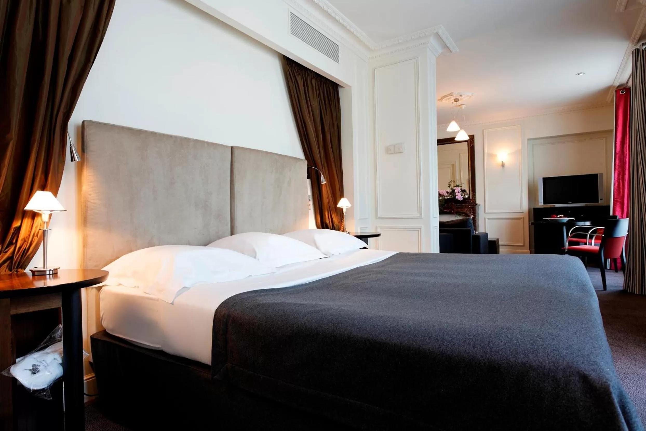 Bed in La Tremoille Paris