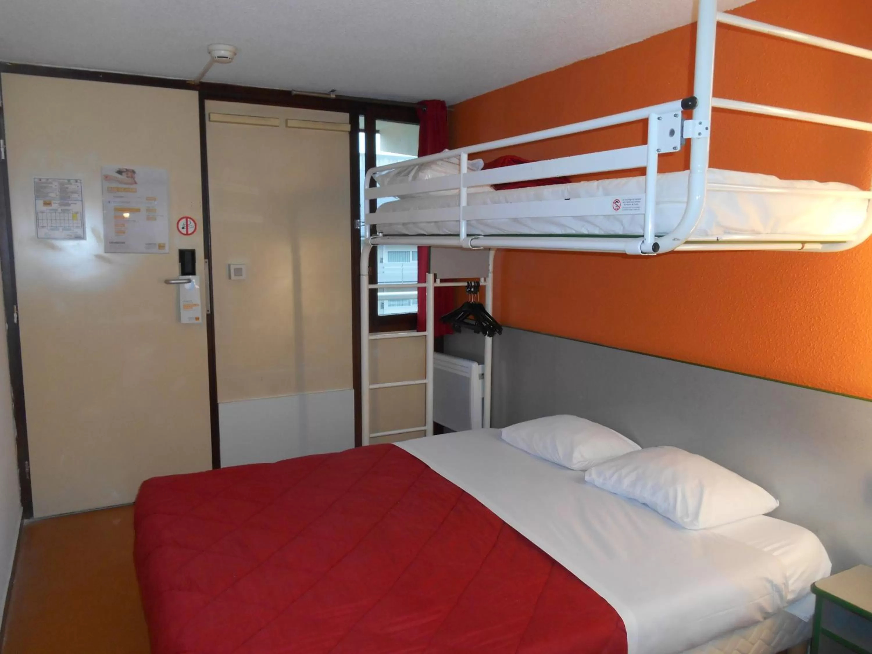Photo of the whole room, Bed in Premiere Classe Brest Gouesnou Aeroport