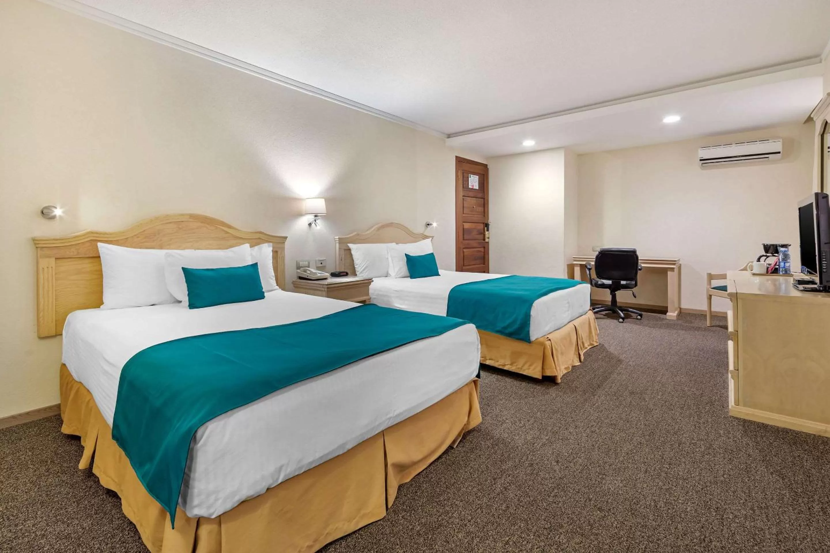 Photo of the whole room, Bed in Quality Inn Aguascalientes