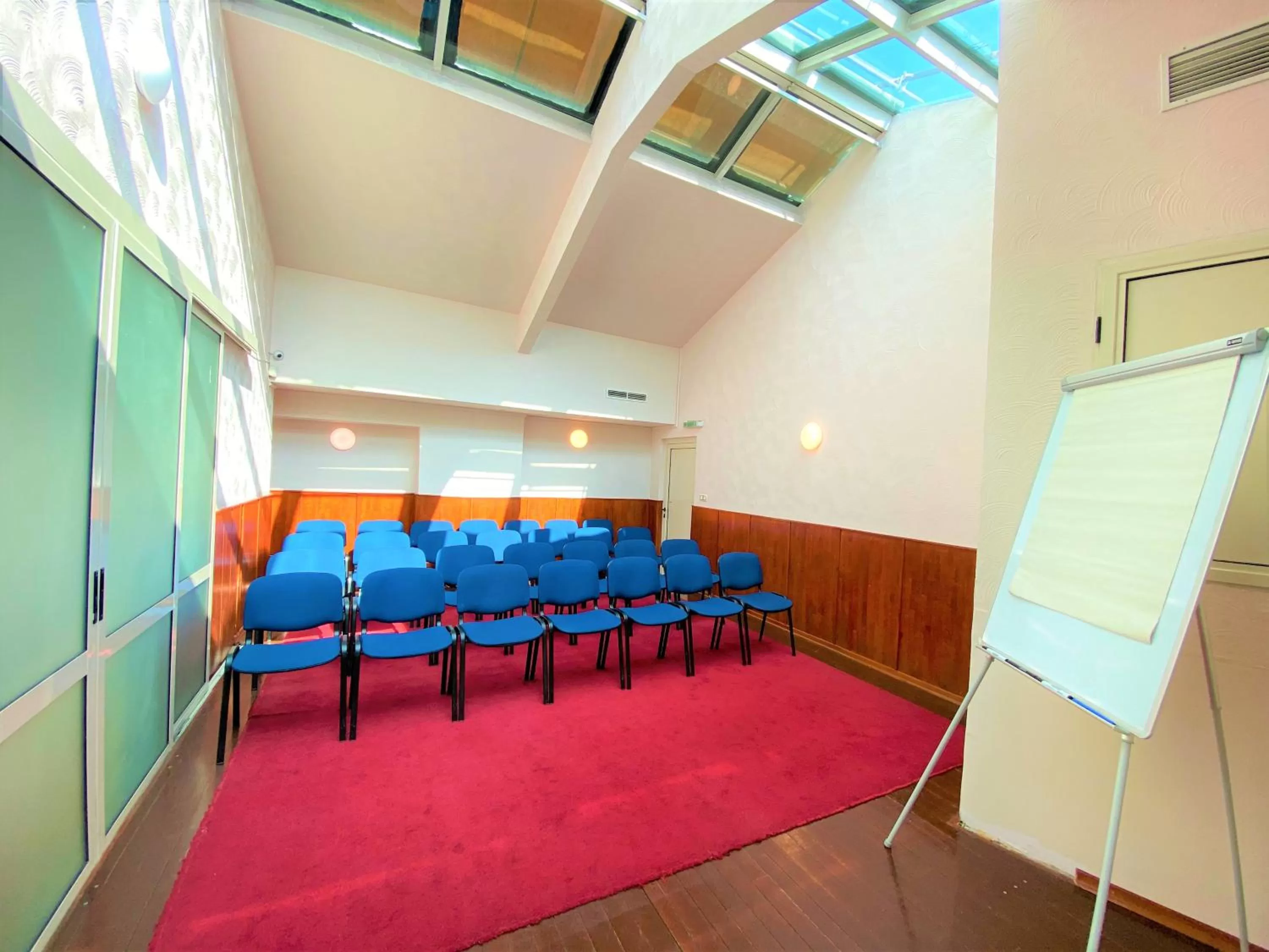 Business facilities in Light Hotel