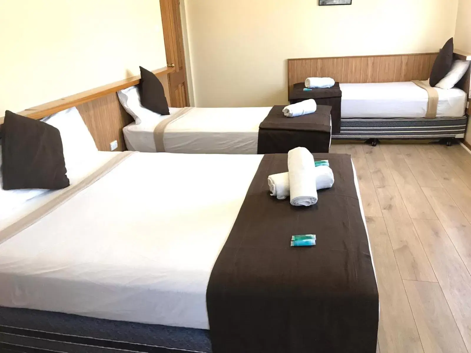 Family Room - Pets on Request in Angel's Rest Motel Family Room - Pets on Request in Angel's Rest Motel