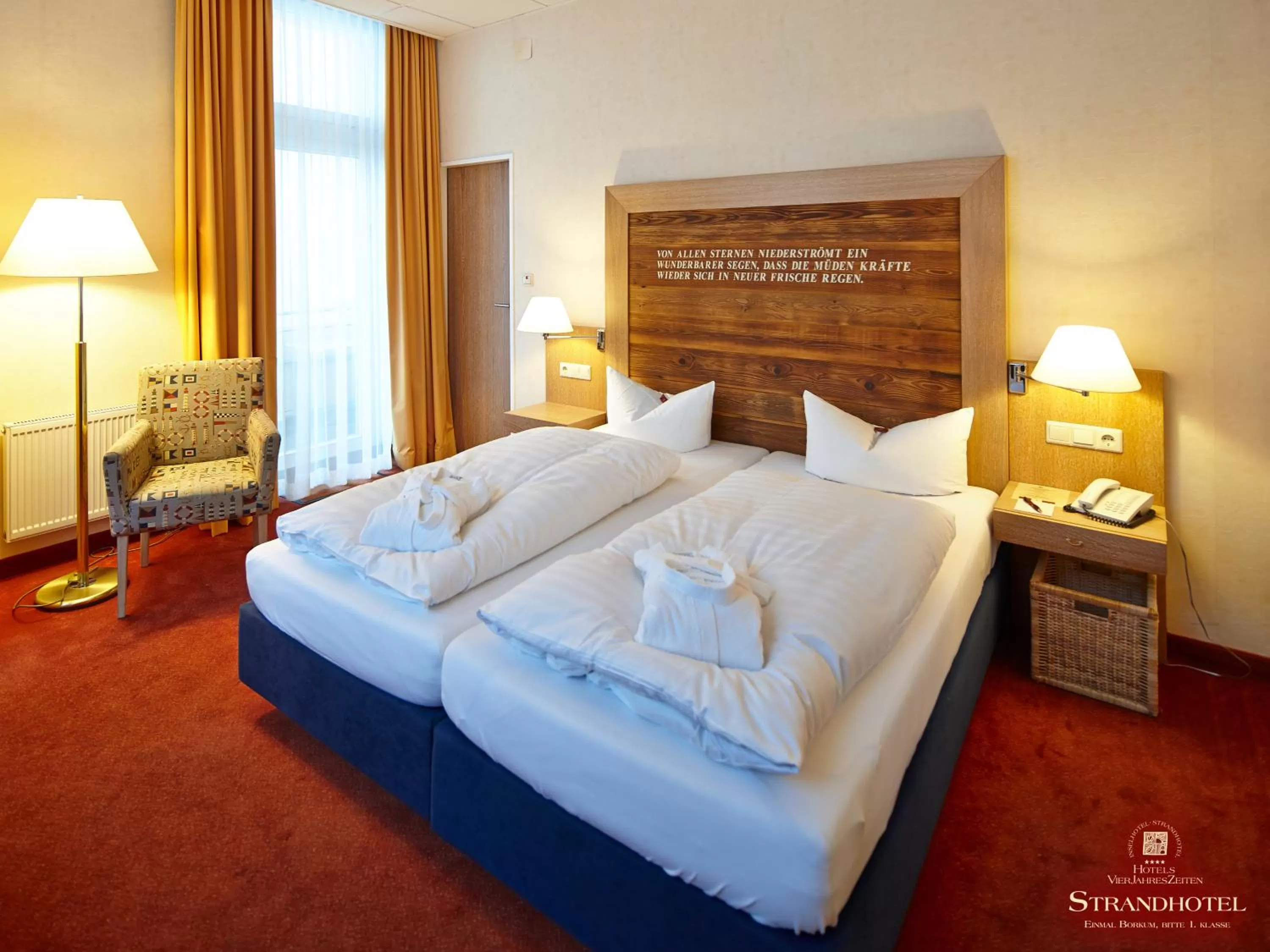Photo of the whole room, Bed in Strandhotel VierJahresZeiten